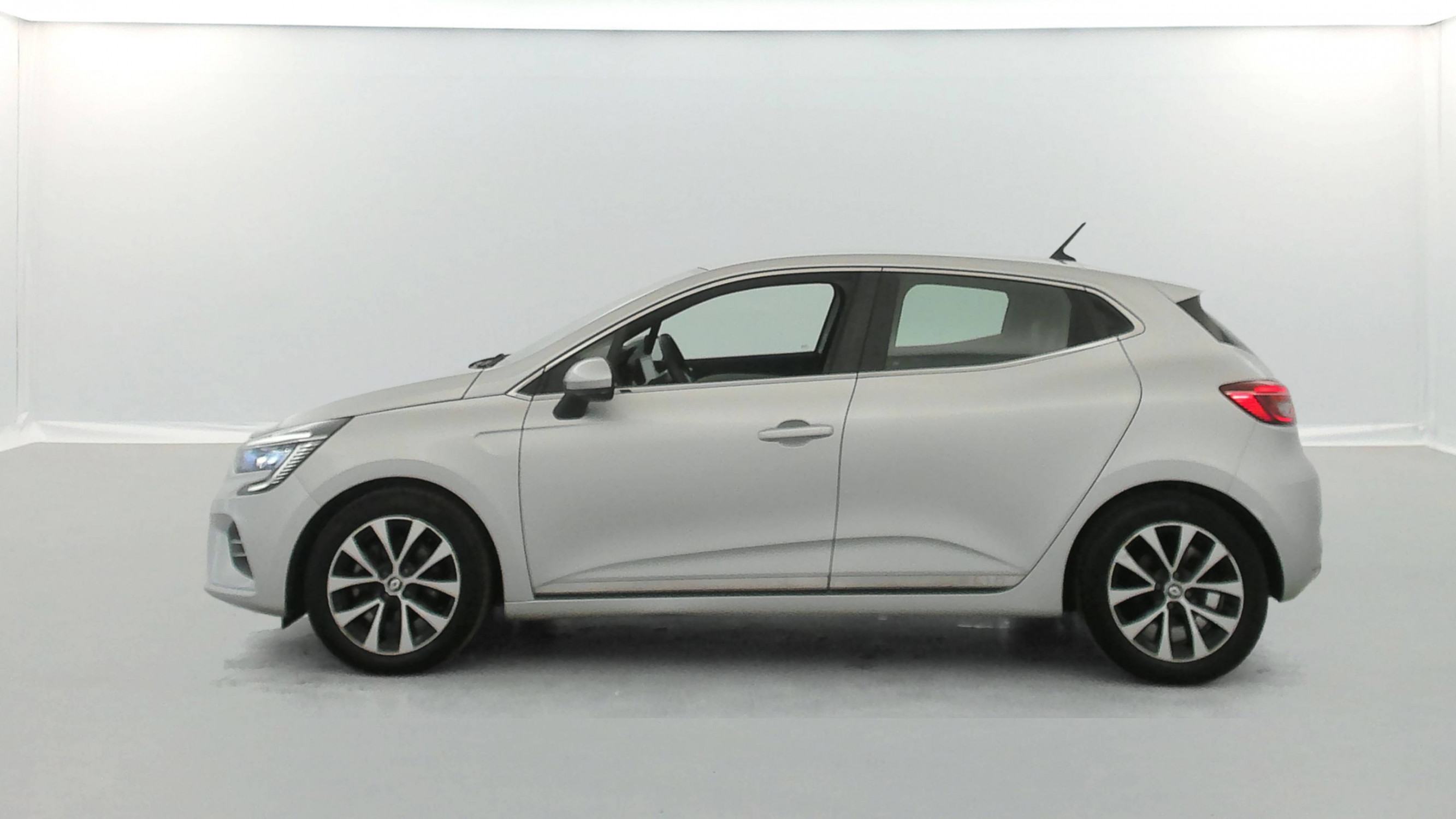 Vente en ligne Renault Clio 5 Clio E-Tech 140 - 21N au prix de 16 890 €