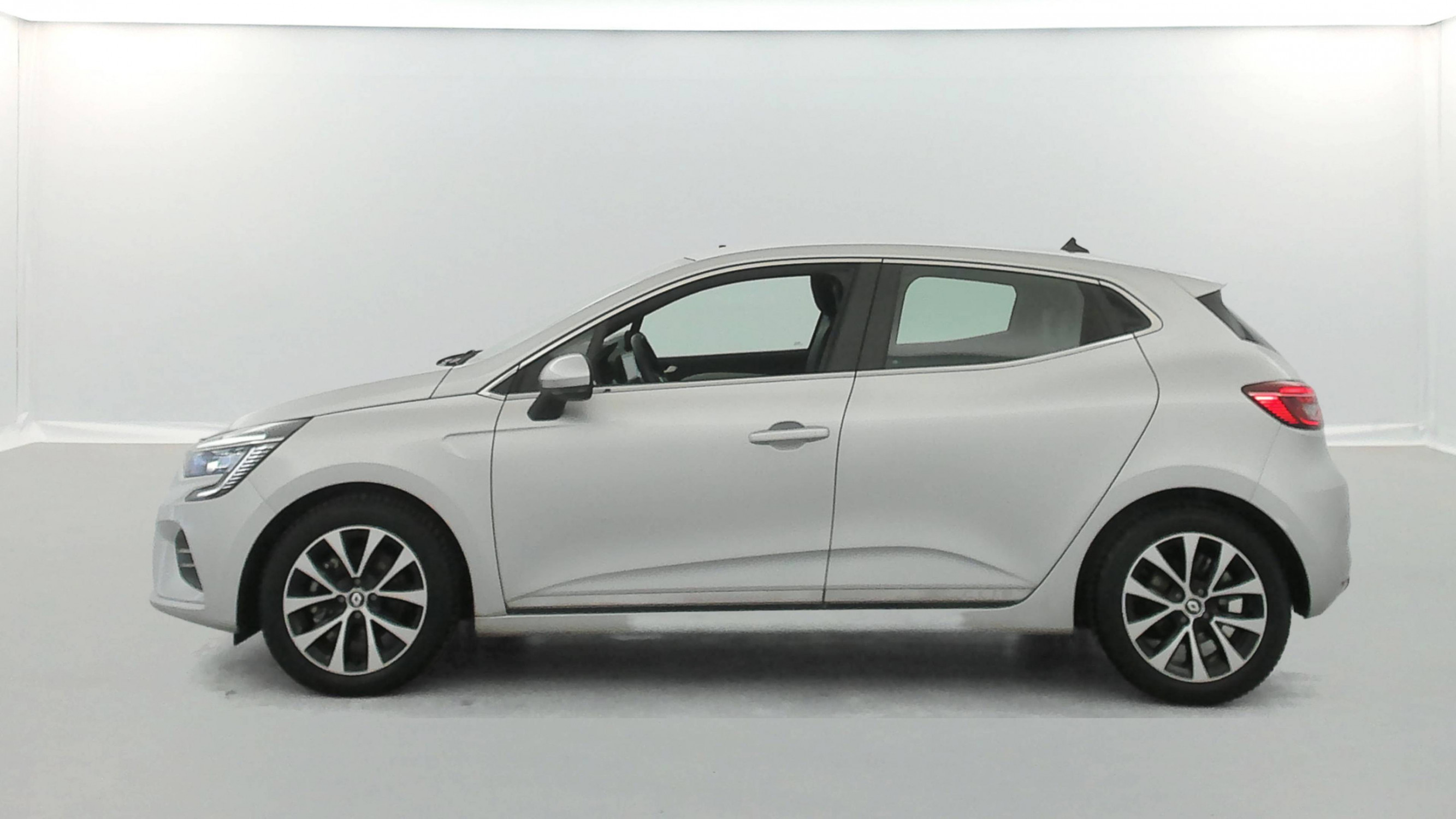 Vente en ligne Renault Clio 5 Clio E-Tech 140 - 21N au prix de 16 890 €