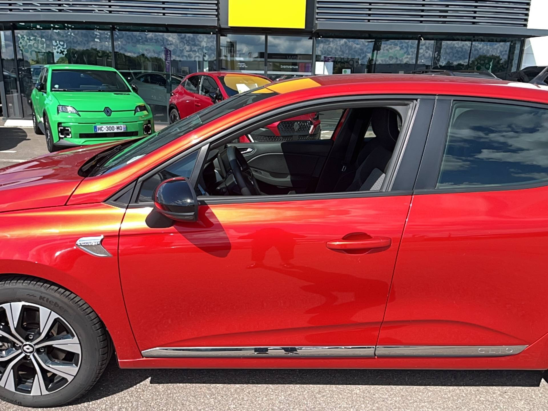 Vente en ligne Renault Clio 5 Clio E-Tech 140 - 21N au prix de 15 991 €