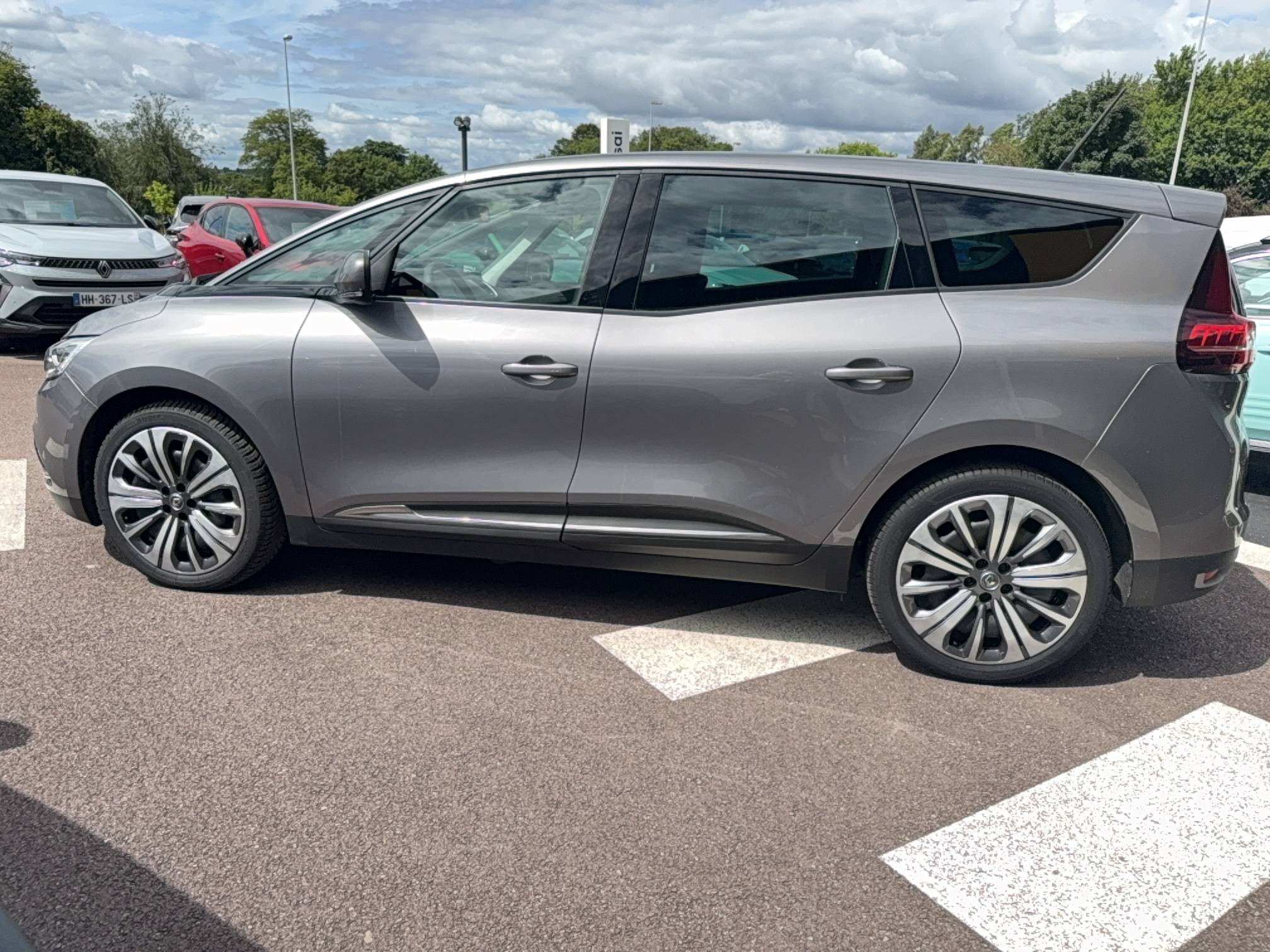 Vente en ligne Renault Grand Scenic 4 Grand Scenic TCe 140 EDC au prix de 22 830 €