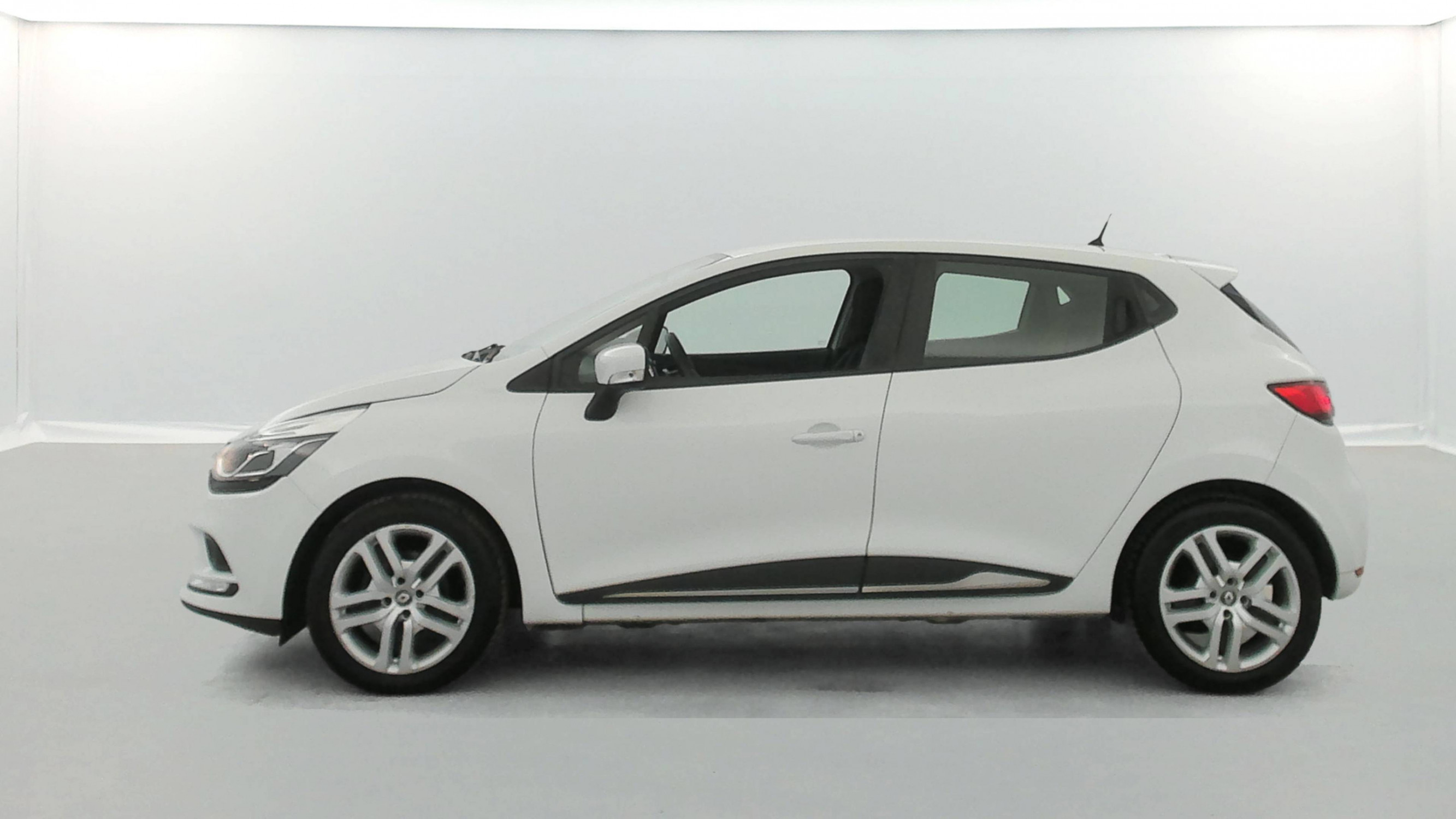 Vente en ligne Renault Clio 4 Clio dCi 75 E6C au prix de 10 890 €