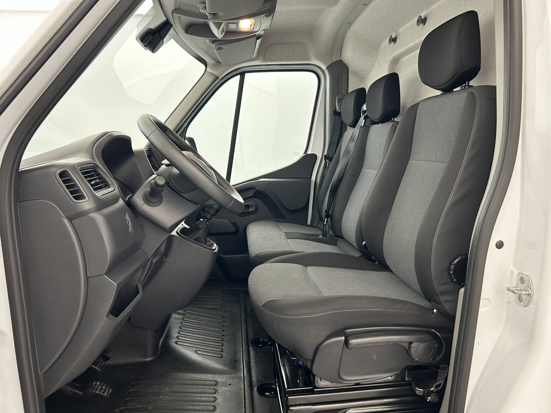 Vente en ligne Renault Master Fourgon MASTER FGN TRAC F3500 L2H2 BLUE DCI 135 au prix de 23 880 €