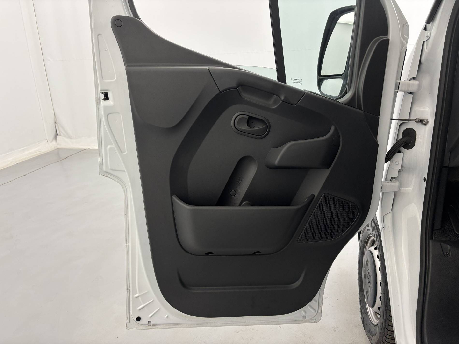 Vente en ligne Renault Master Fourgon MASTER FGN TRAC F3500 L3H3 BLUE DCI 135 au prix de 25 990 €