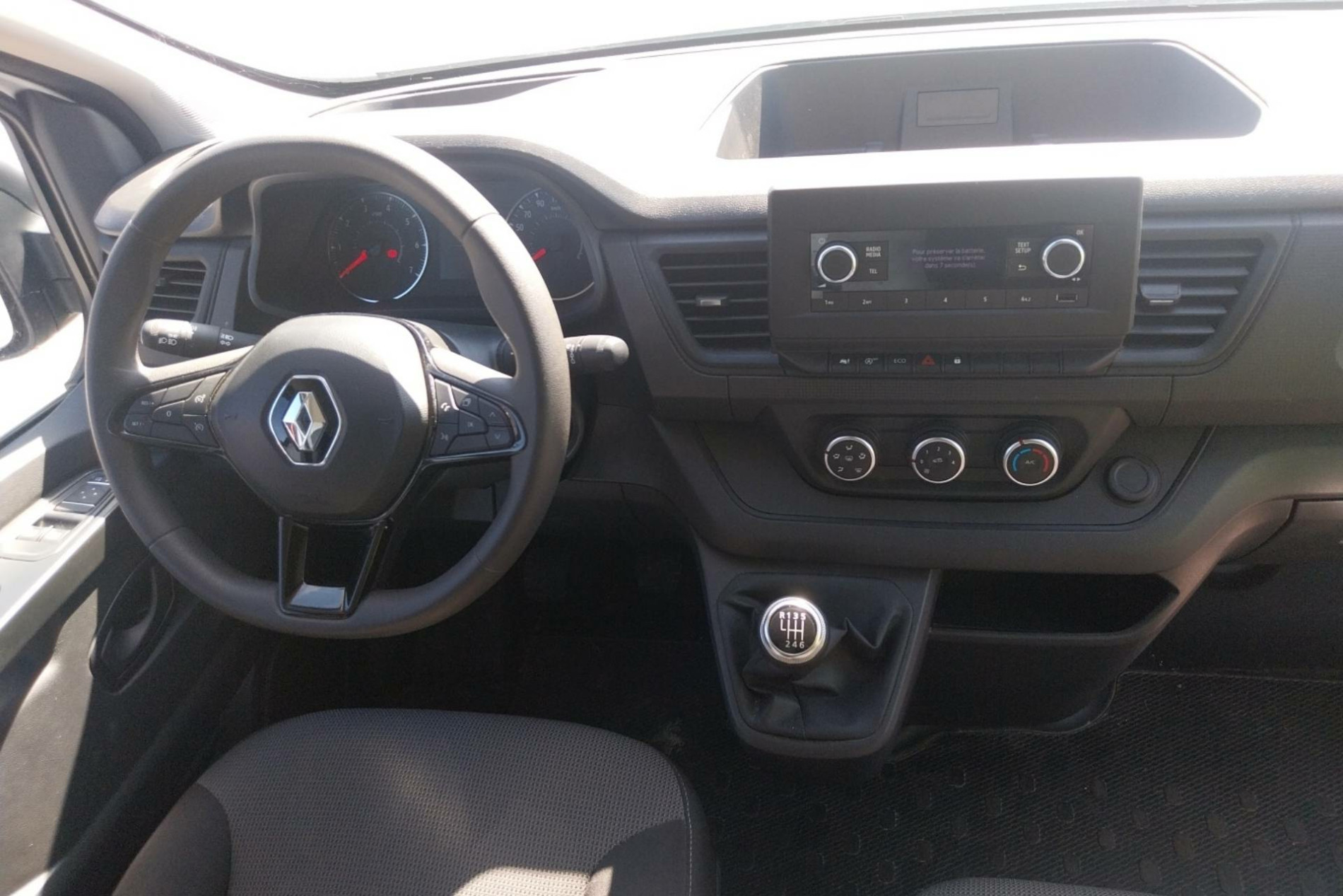 Vente en ligne Renault Trafic 3 Fourgon TRAFIC FG BLUE DCI 130 L1H1 3T GSR2 au prix de 23 990 €