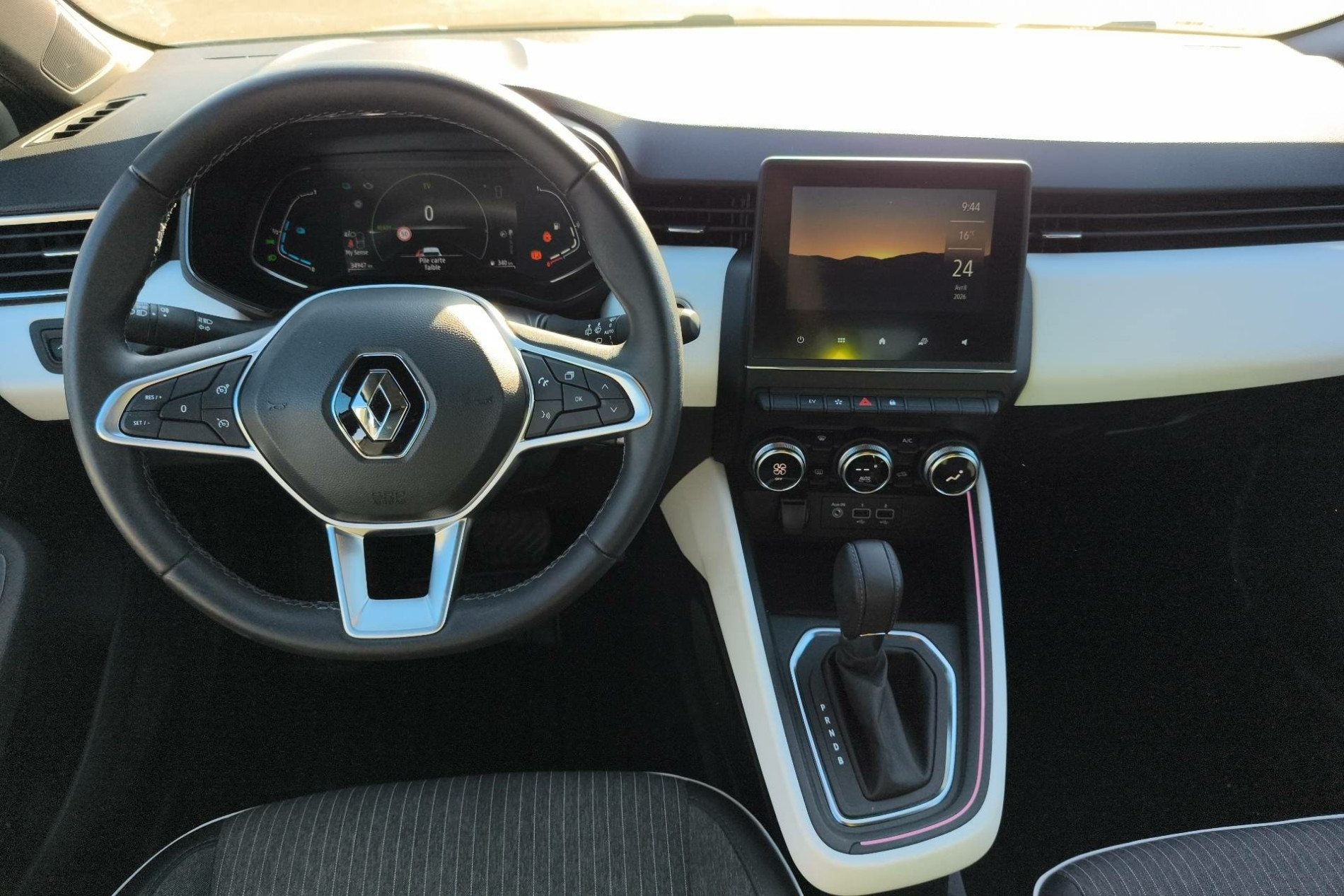 Vente en ligne Renault Clio 5 Clio E-Tech hybride 145 au prix de 17 970 €