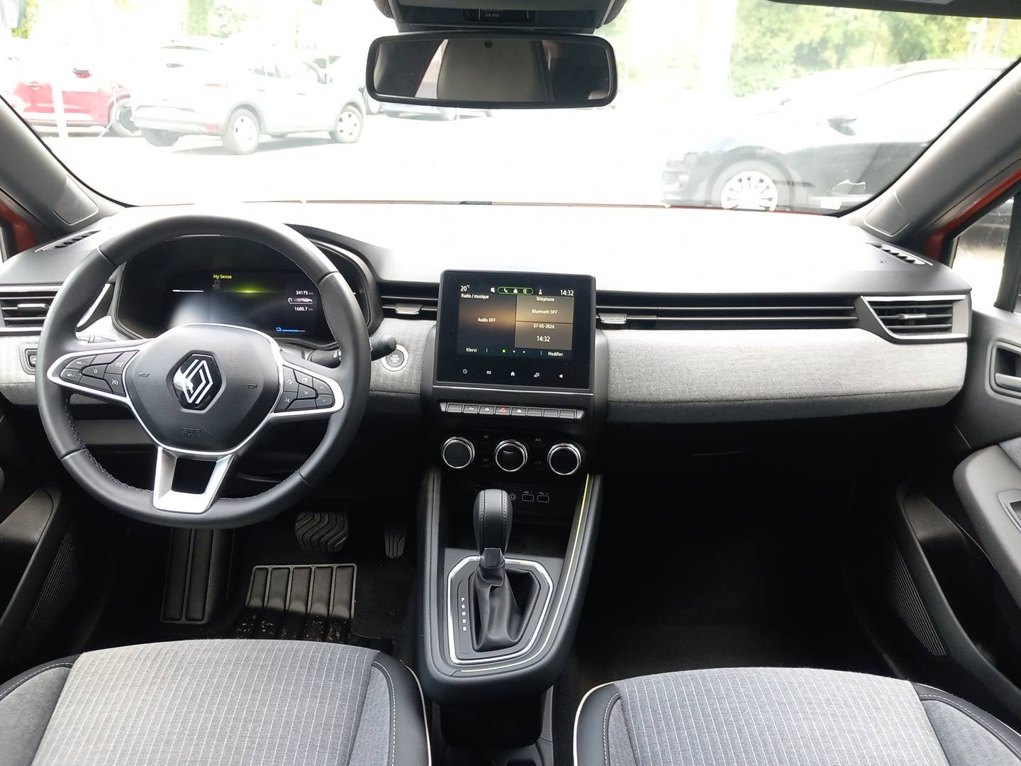 Vente en ligne Renault Clio 5 Clio E-Tech full hybrid 145 au prix de 17 990 €
