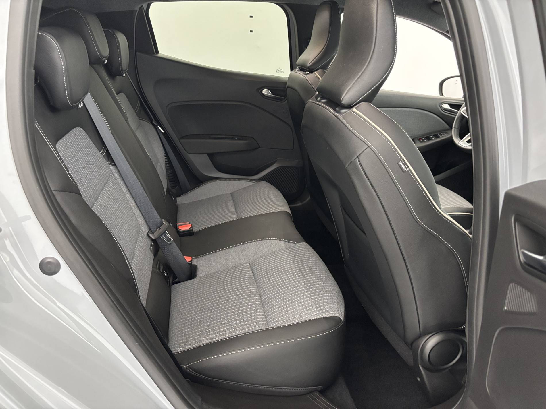 Vente en ligne Renault Clio 5 Clio E-Tech full hybrid 145 au prix de 17 990 €