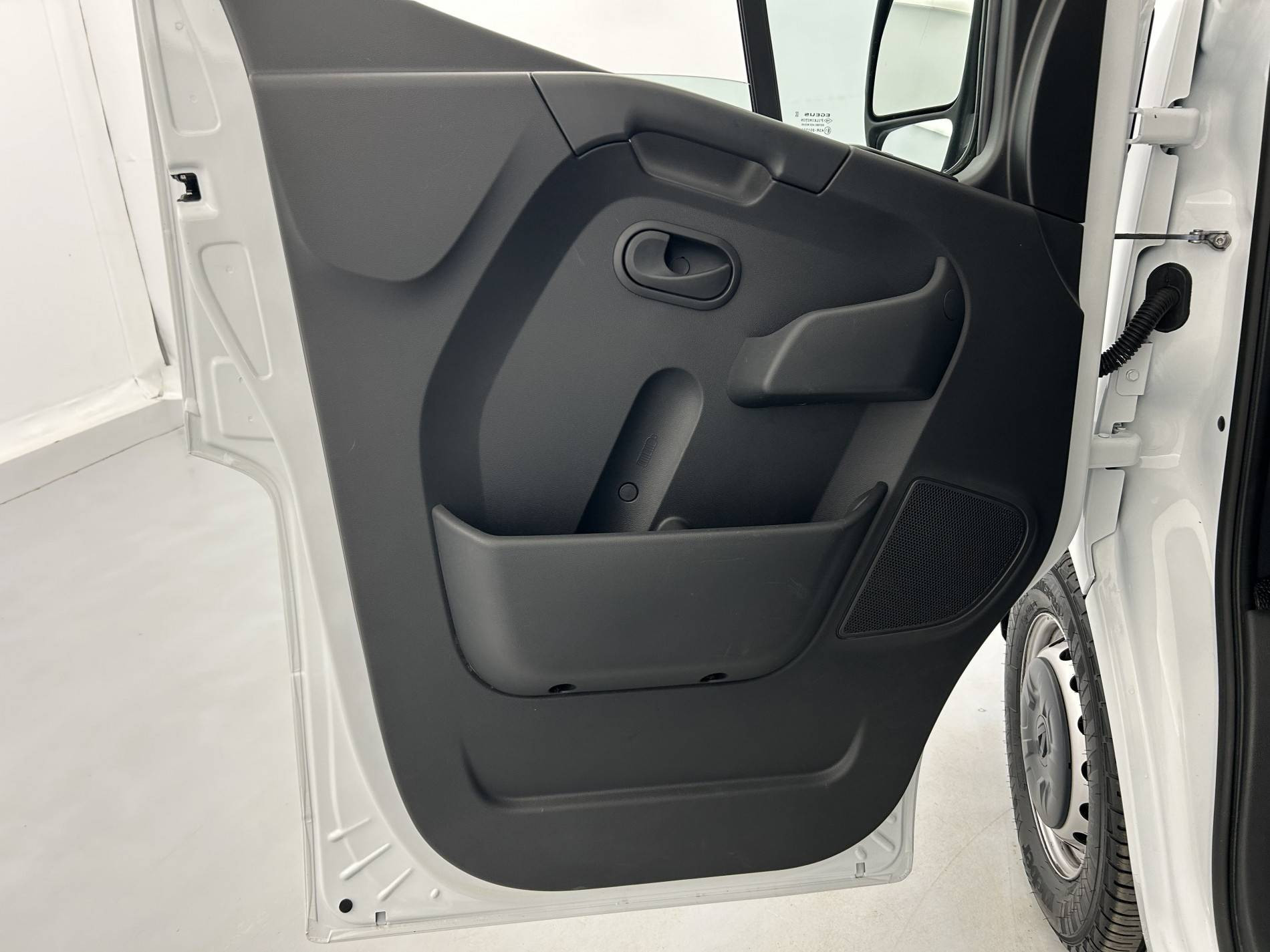 Vente en ligne Renault Master Fourgon MASTER FGN TRAC F3500 L2H2 BLUE DCI 135 au prix de 23 880 €