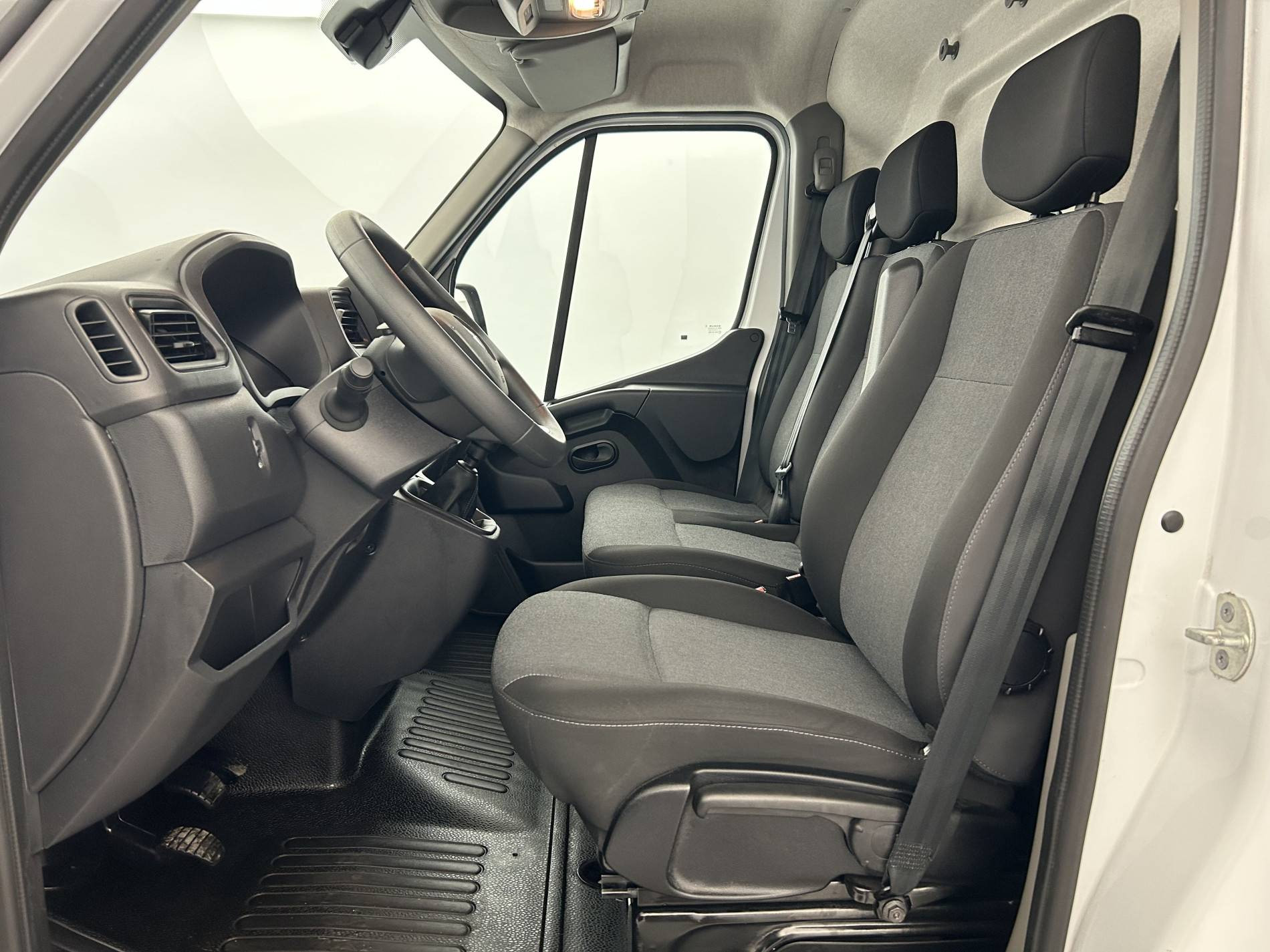Vente en ligne Renault Master Fourgon MASTER FGN TRAC F3500 L2H2 BLUE DCI 135 au prix de 26 999 €