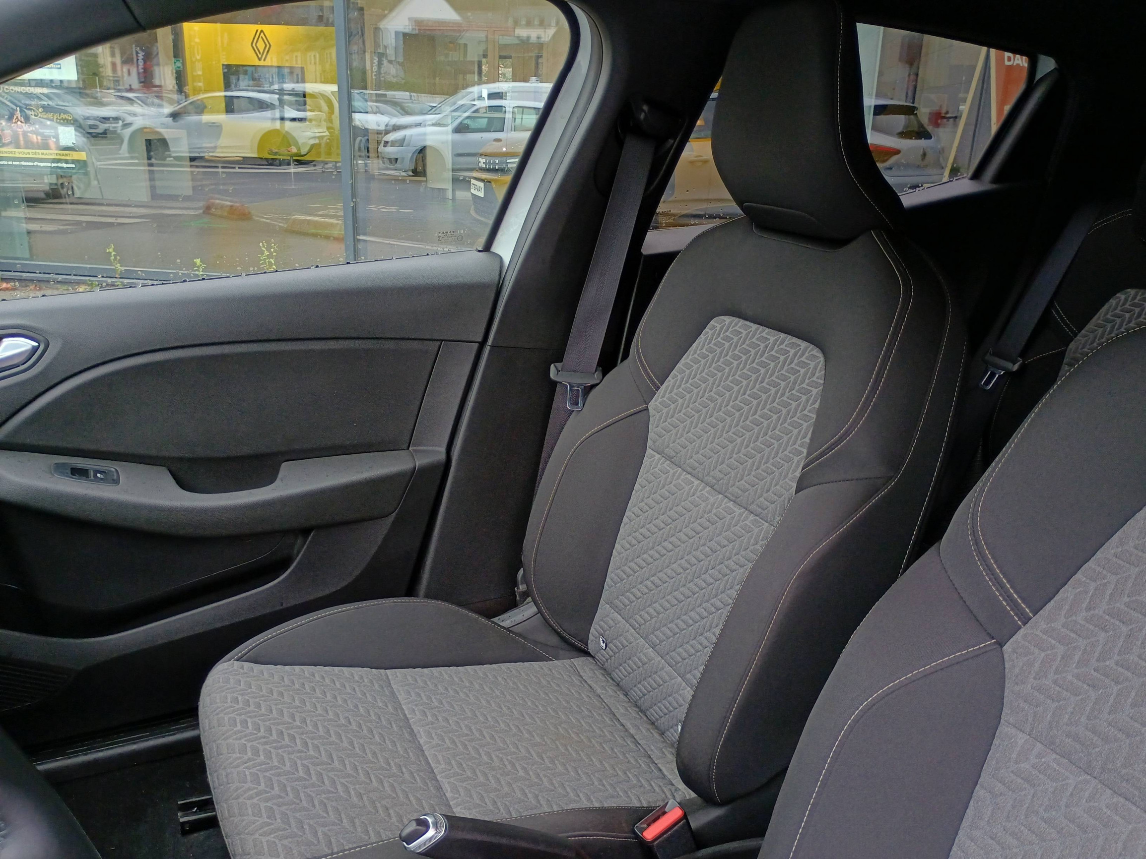 Vente en ligne Renault Clio 5 Clio E-Tech 140 - 21N au prix de 15 490 €