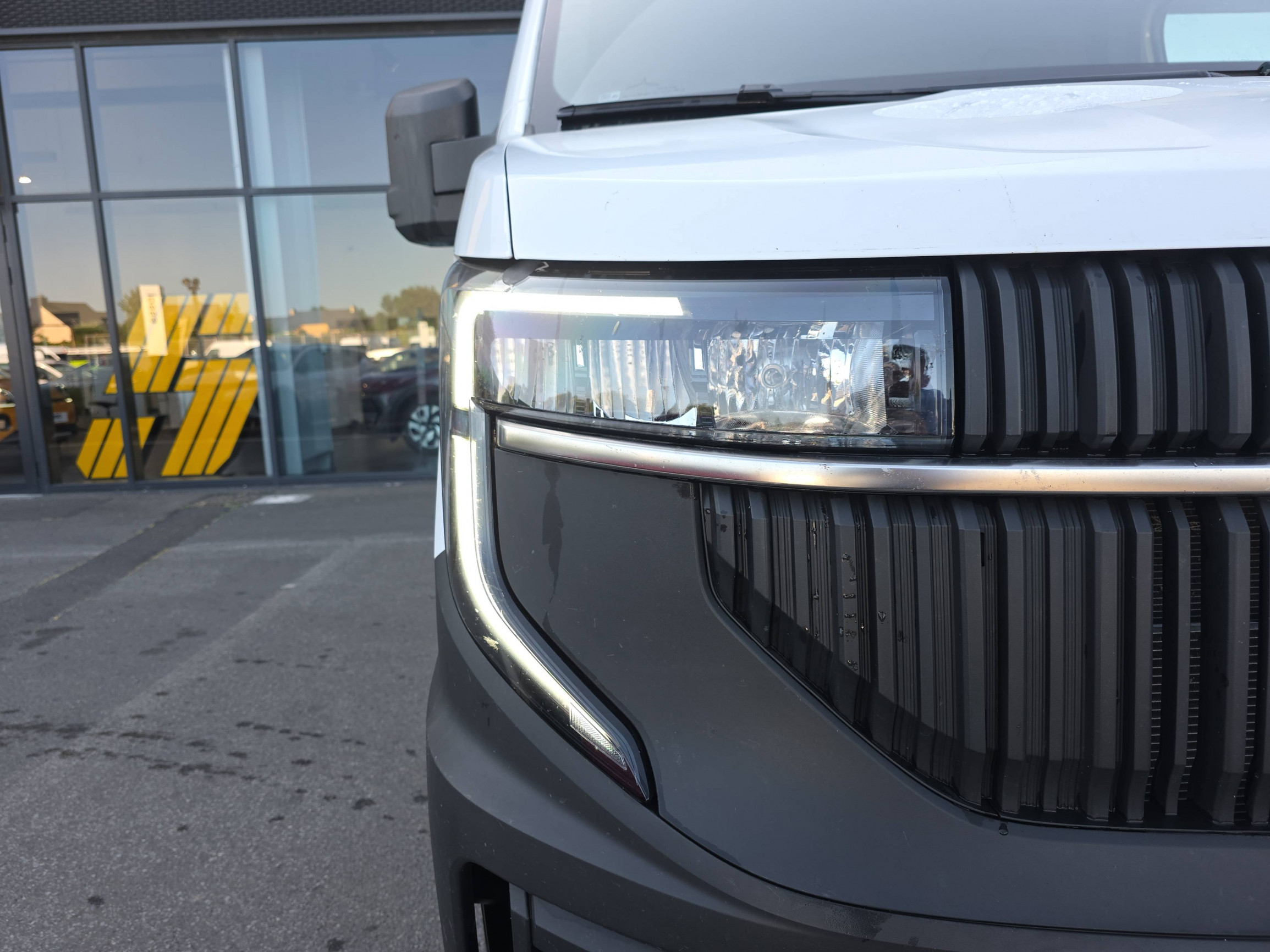 Vente en ligne Renault Master Fourgon MASTER FG BLUE DCI 130 L2H2 3T5 TR au prix de 29 990 €