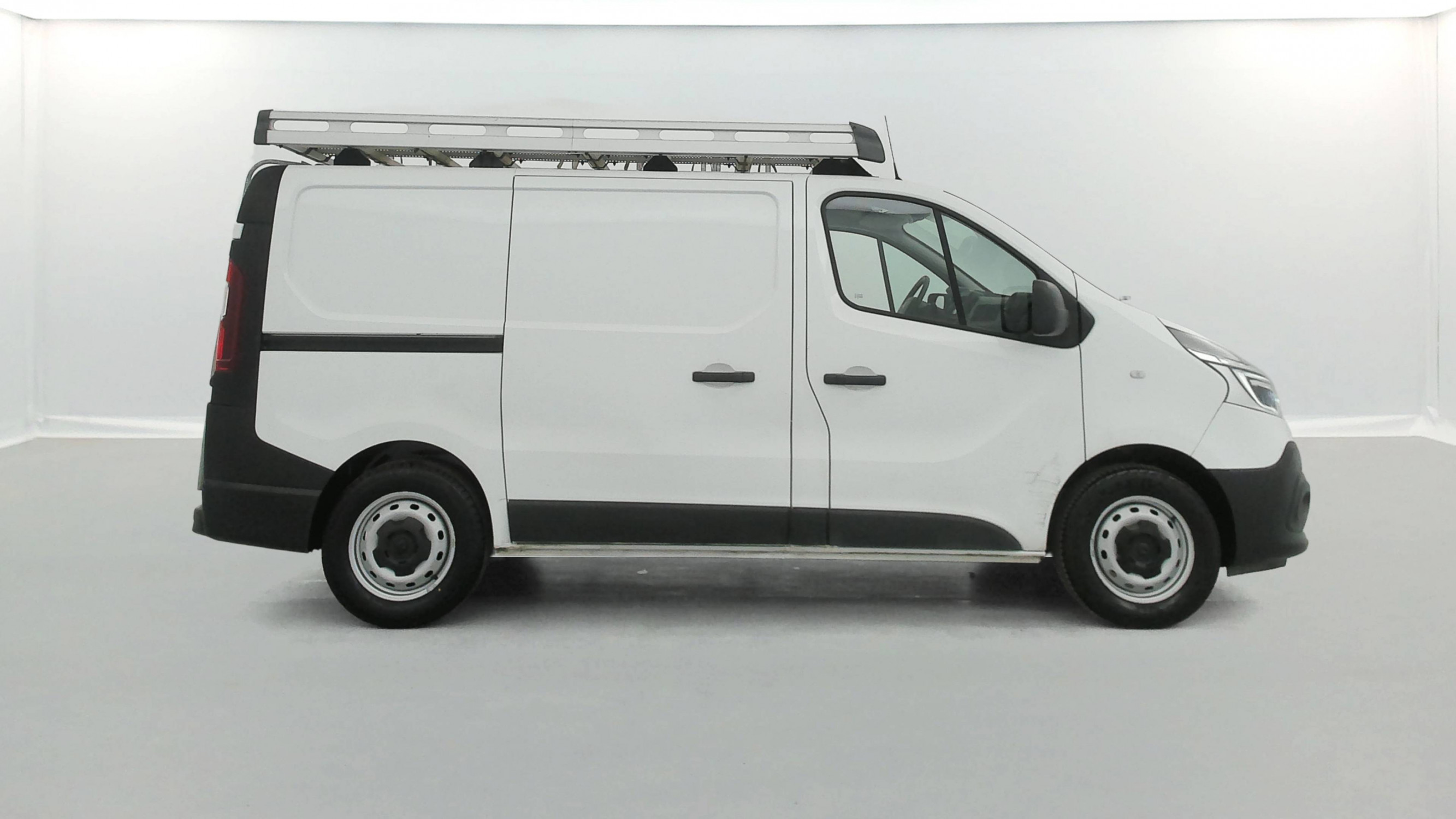 Vente en ligne Renault Trafic 3 Fourgon TRAFIC FGN L1H1 1000 KG DCI 120 au prix de 19 490 €
