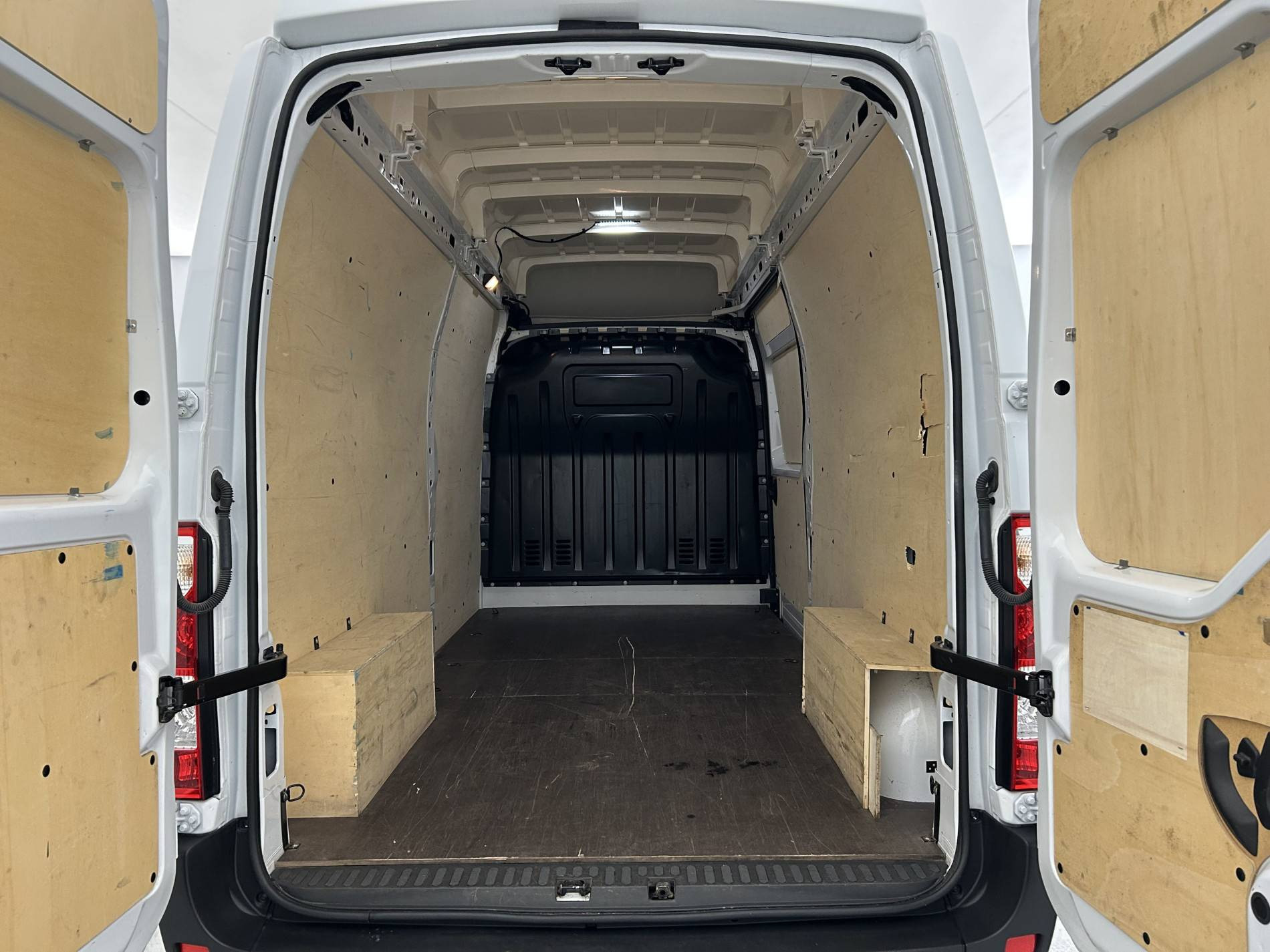 Vente en ligne Renault Master Fourgon MASTER FGN TRAC F3500 L3H3 BLUE DCI 135 au prix de 29 990 €