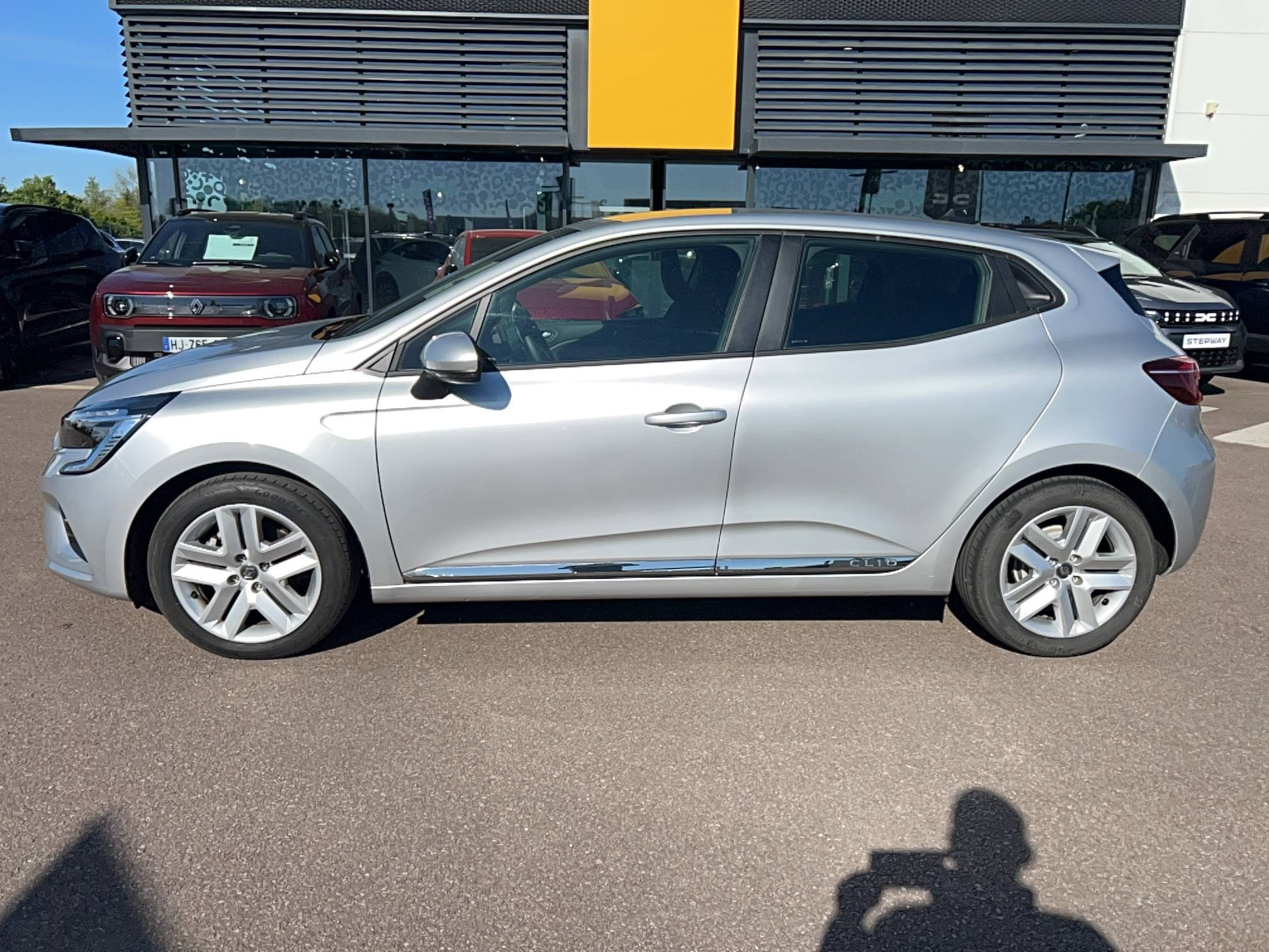 Vente en ligne Renault Clio 5 Clio E-Tech 140 - 21N au prix de 17 491 €