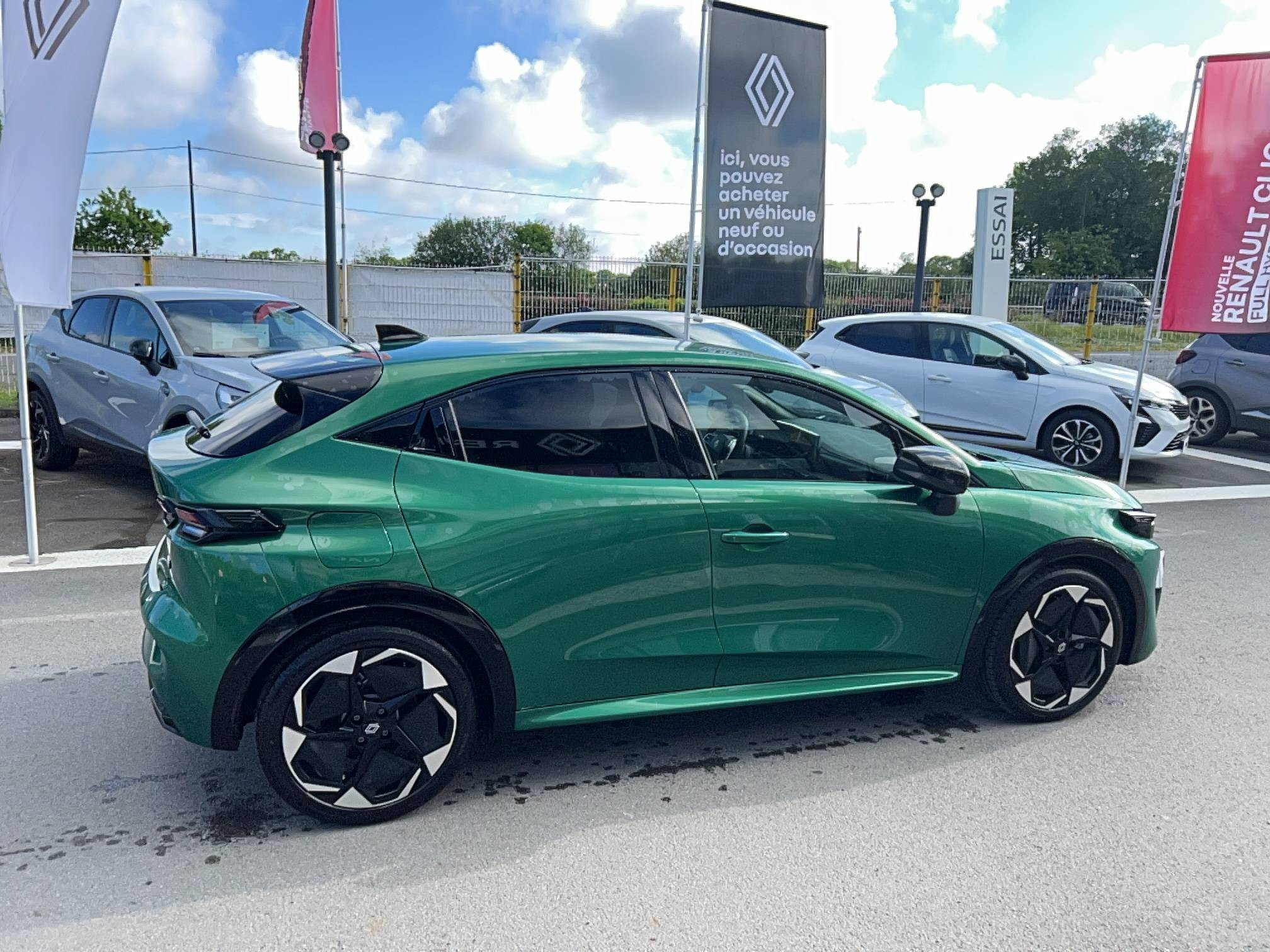 Vente en ligne Renault Clio 6 Clio E-Tech full hybrid 160 ch au prix de 27 490 €