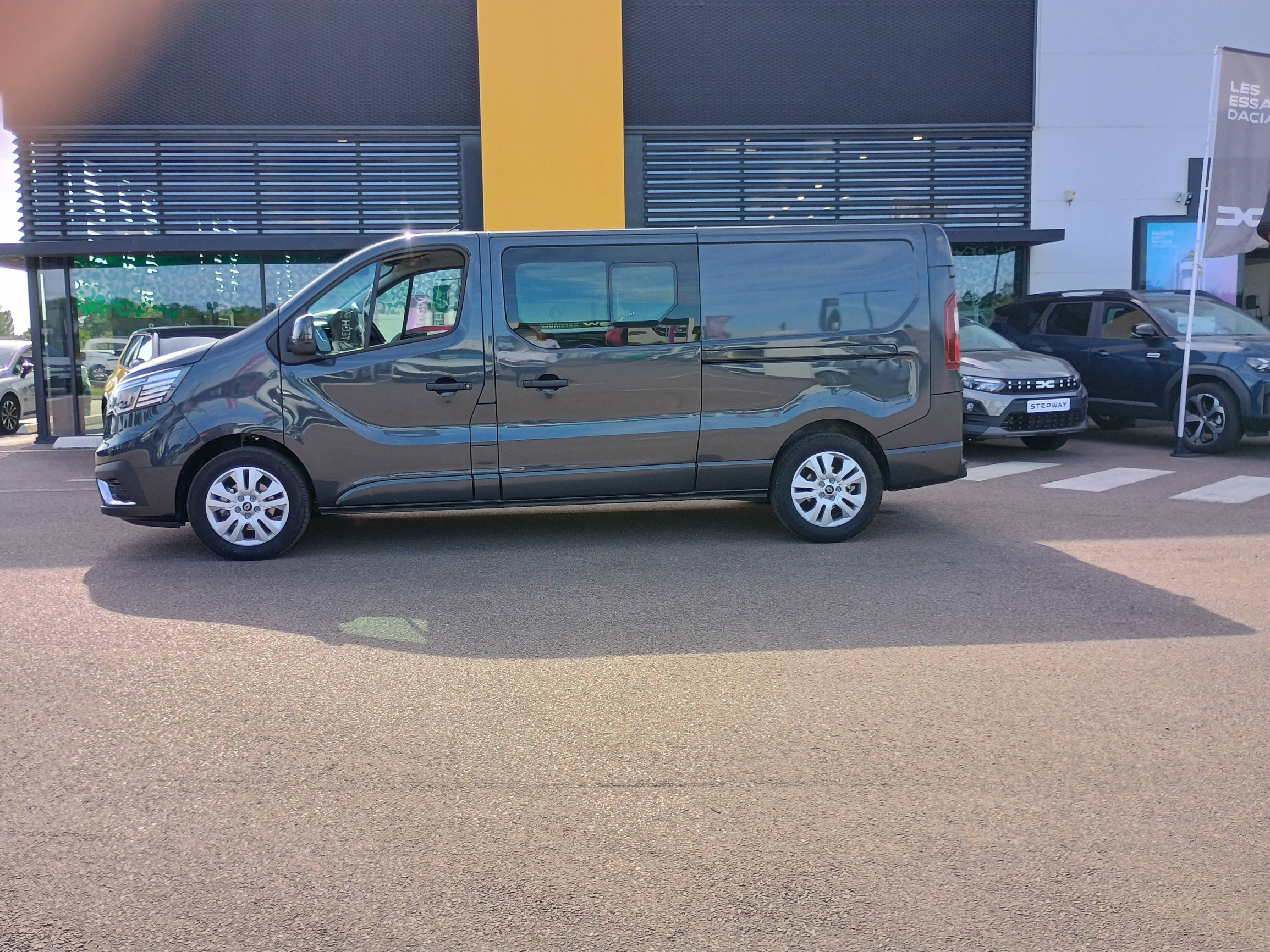 Vente en ligne Renault Trafic Cabine Approfondie TRAFIC CA L2H1 3T BLUE DCI 170 AUTO au prix de 37 991 €