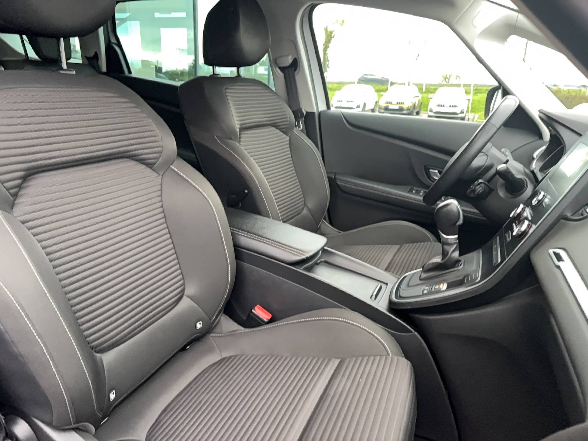 Vente en ligne Renault Grand Scenic 4 Grand Scenic TCe 140 FAP EDC - 21 au prix de 16 690 €