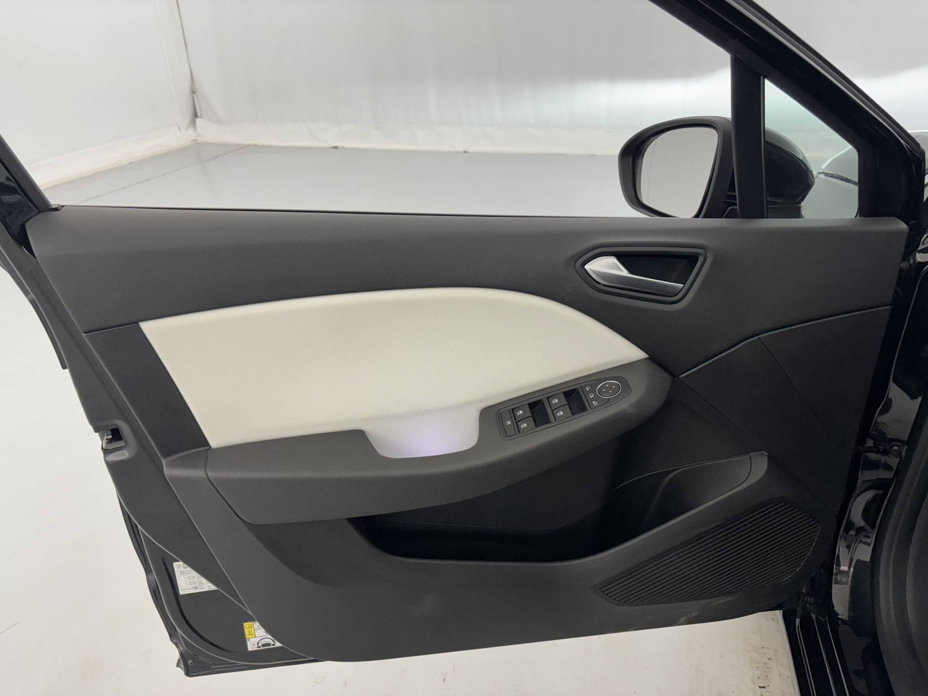 Vente en ligne Renault Clio 5 Clio E-Tech 140 - 21N au prix de 15 790 €
