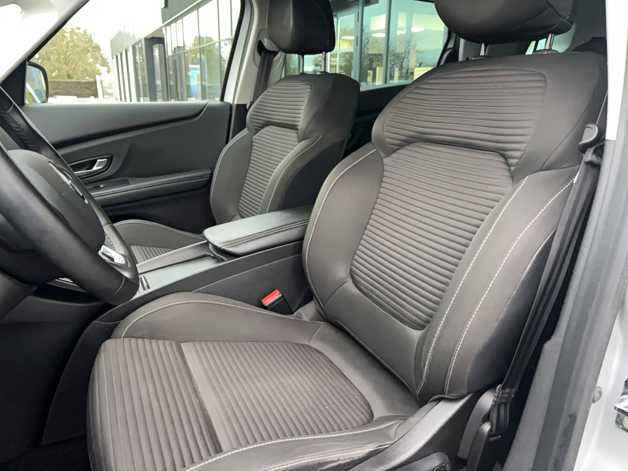 Vente en ligne Renault Grand Scenic 4 Grand Scenic TCe 140 FAP EDC - 21 au prix de 16 690 €