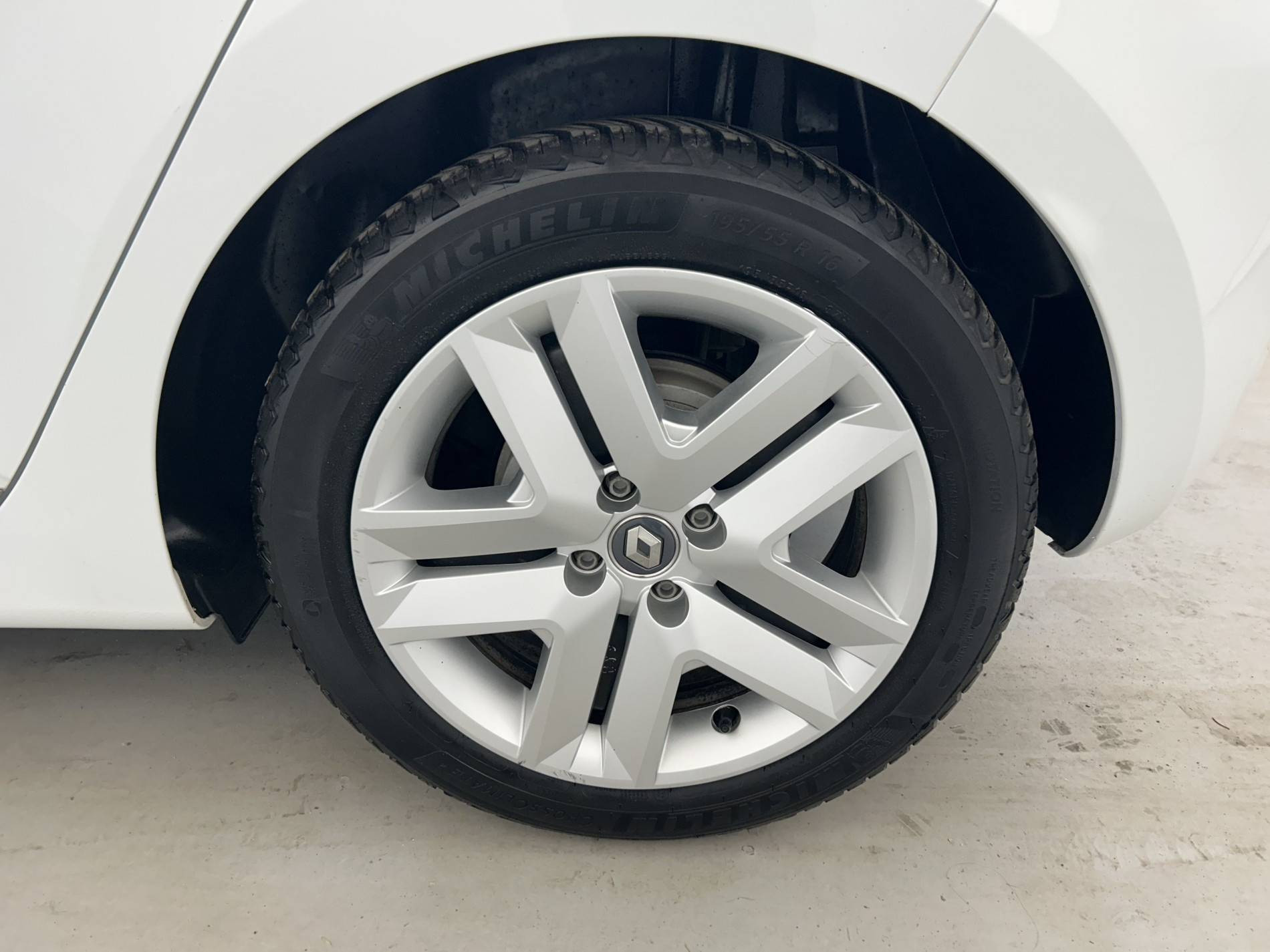 Vente en ligne Renault Clio 5 Clio E-Tech 140 - 21N au prix de 11 990 €