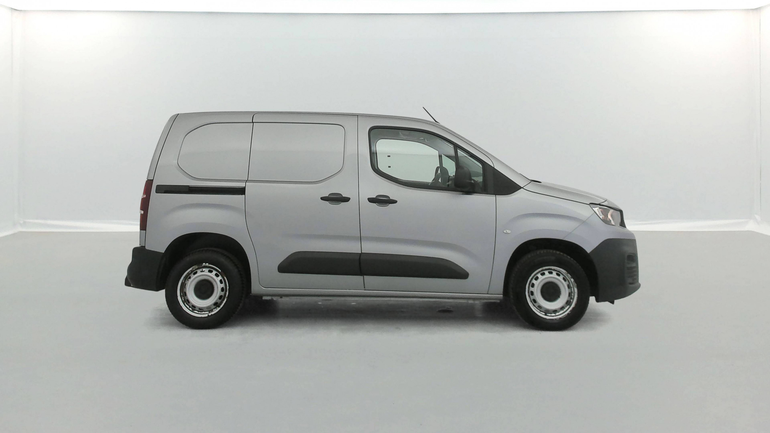 Vente en ligne Peugeot Partner Fourgon  STANDARD 650 KG BLUEHDI 100 S&S BVM5 au prix de 11 790 €