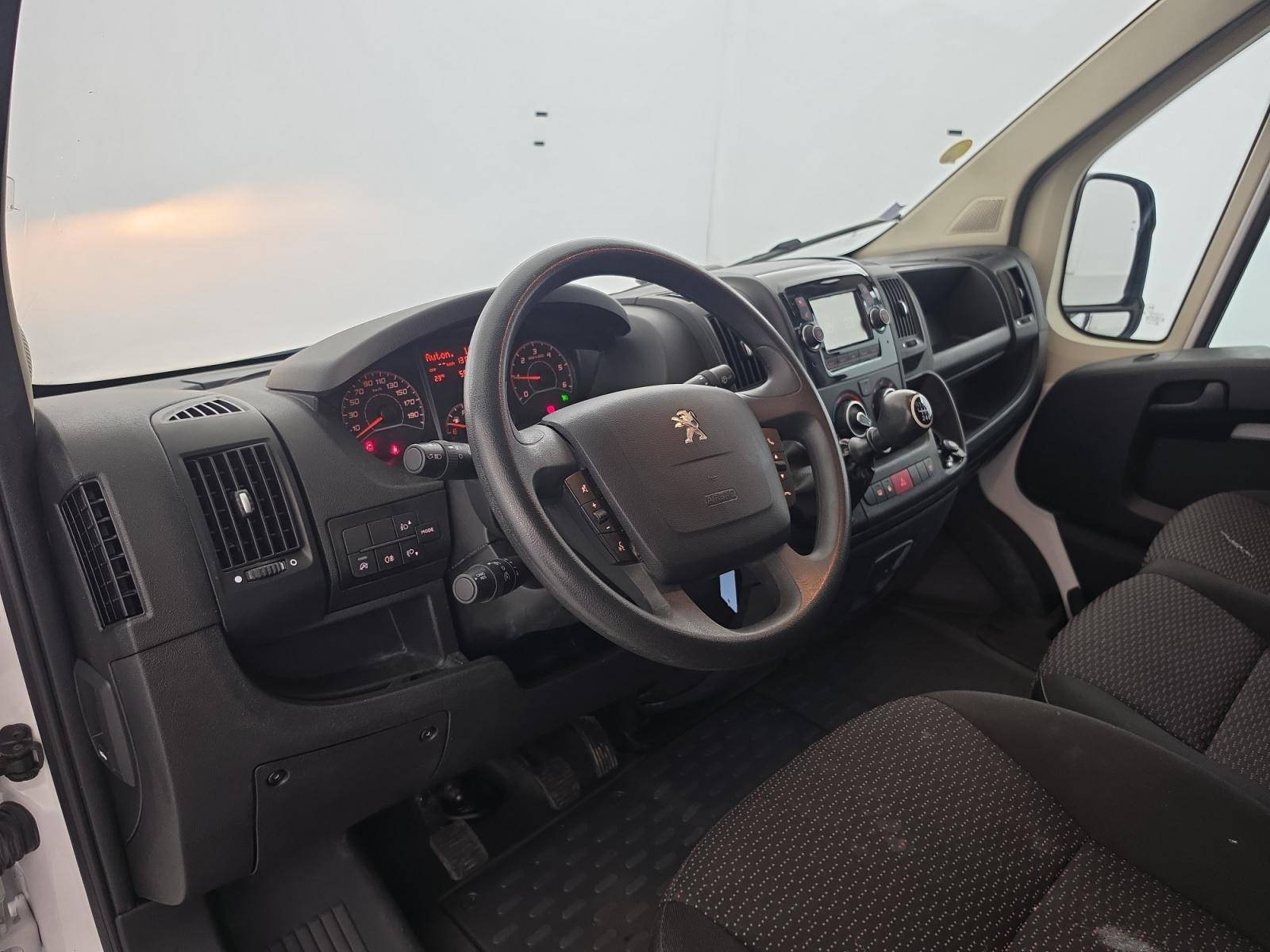 Vente en ligne Peugeot Boxer Fourgon BOXER TOLE 330 L1H1 BLUEHDI 120 S&S au prix de 17 990 €