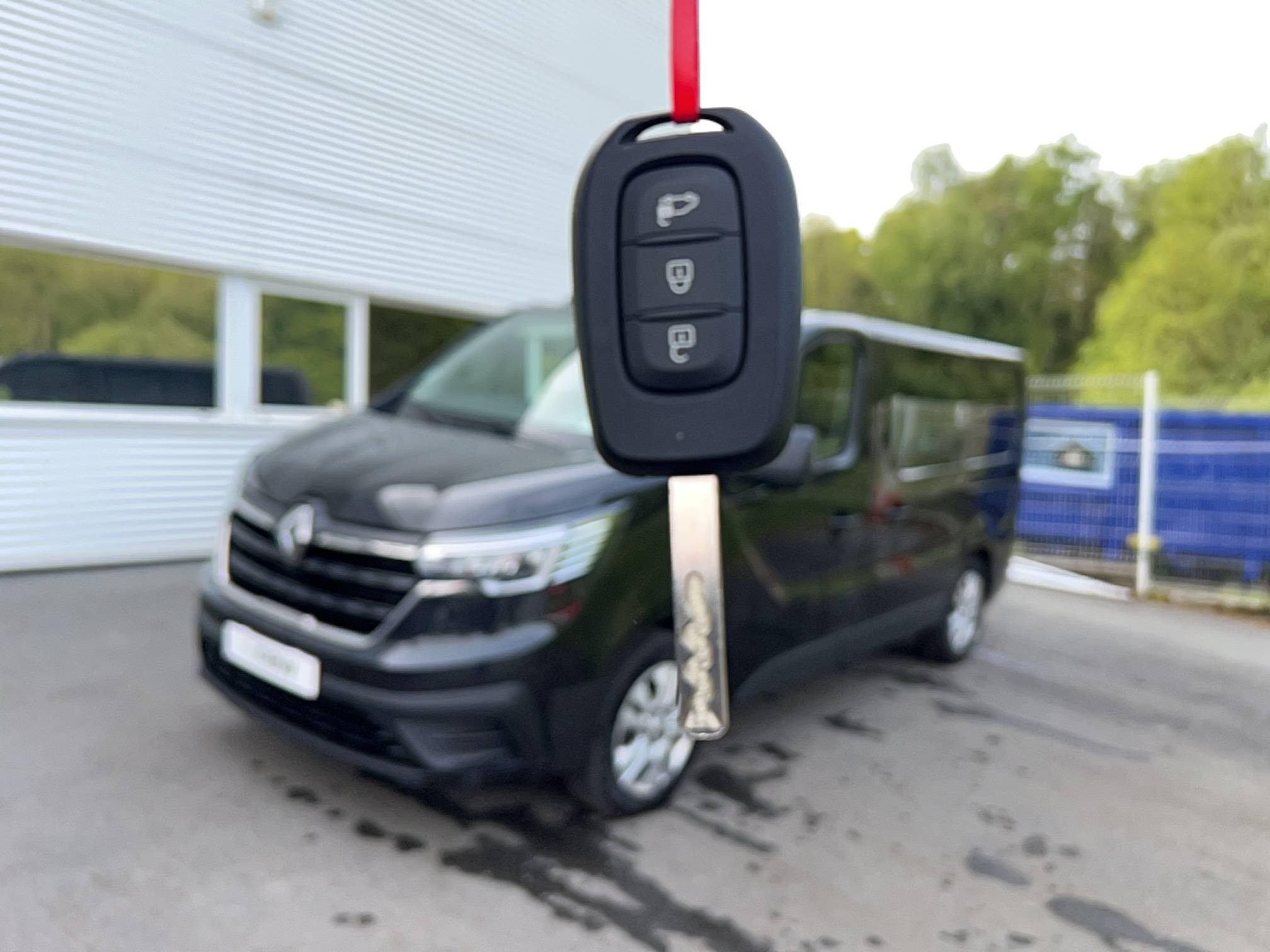 Vente en ligne Renault Trafic Cabine Approfondie TRAFIC CA L1H1 3000 KG BLUE DCI 150 EDC au prix de 23 990 €