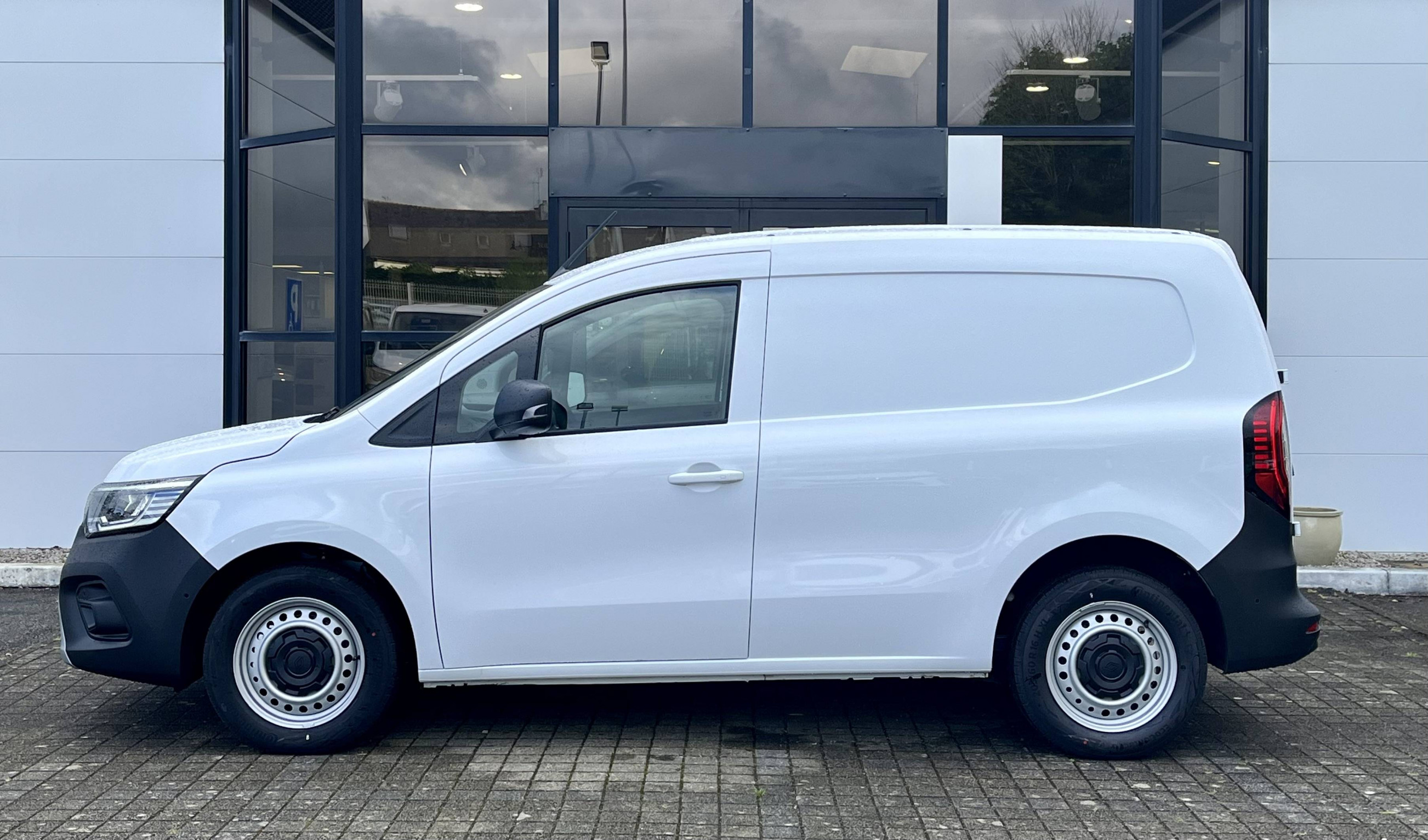 Vente en ligne Renault Kangoo Van E-Tech  FG TOLE L1 AC22/DC80 GSR2 au prix de 30 990 €