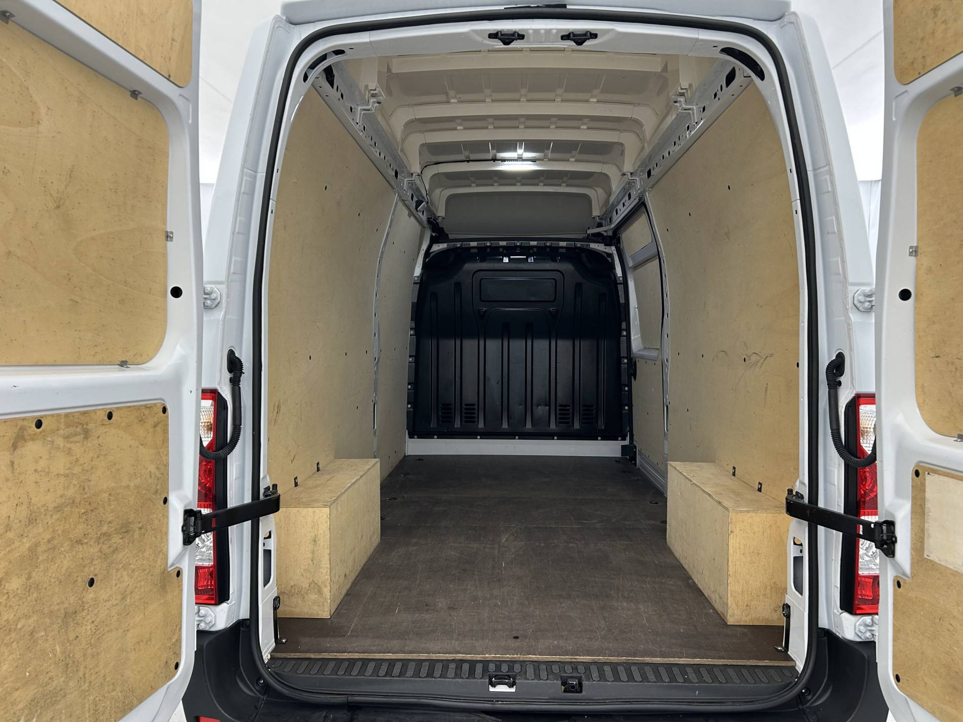 Vente en ligne Renault Master Fourgon MASTER FGN TRAC F3500 L3H3 BLUE DCI 135 au prix de 29 990 €