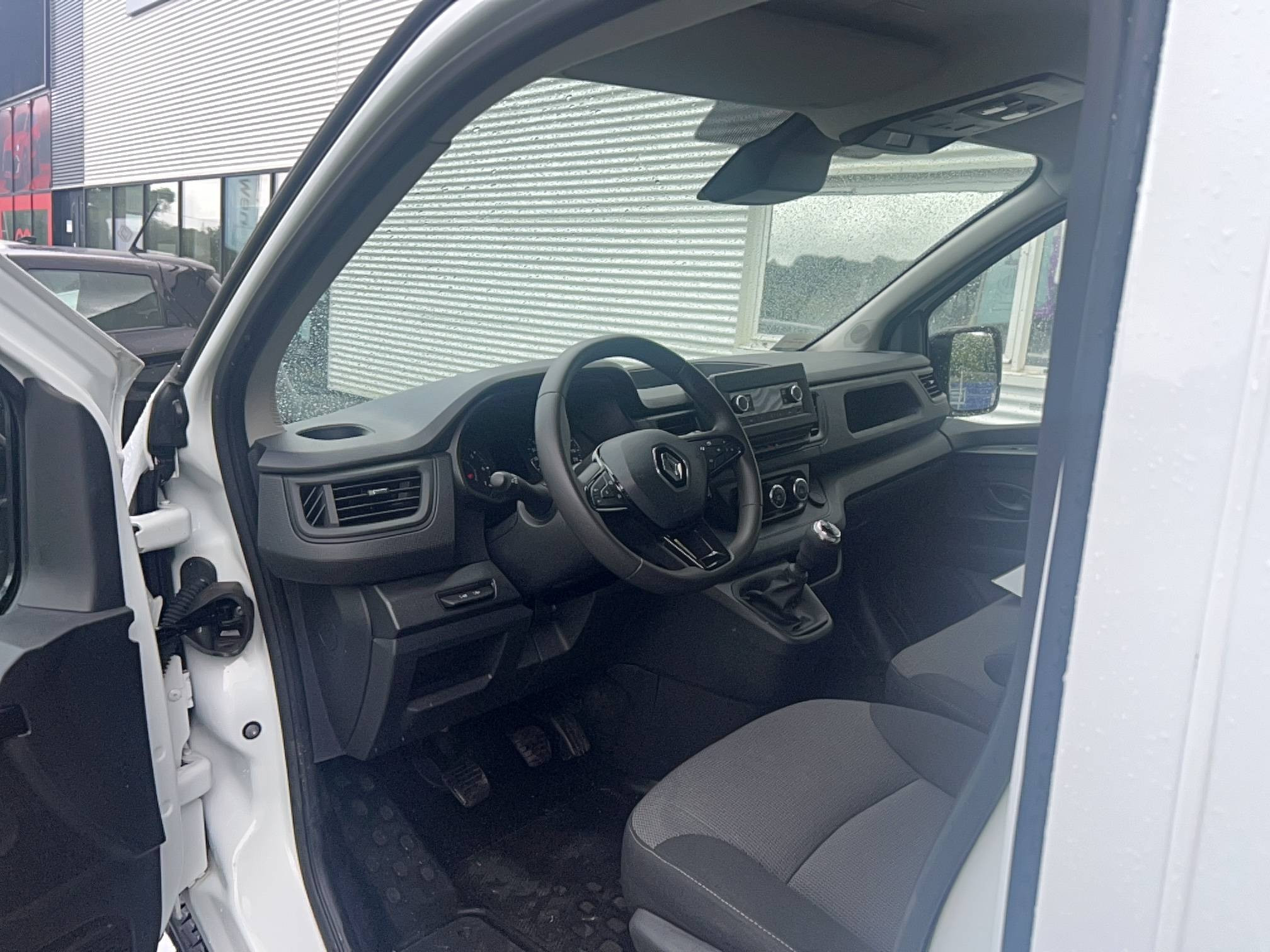 Vente en ligne Renault Trafic 3 Fourgon TRAFIC FGN L2H1 3000 KG BLUE DCI 130 au prix de 23 990 €