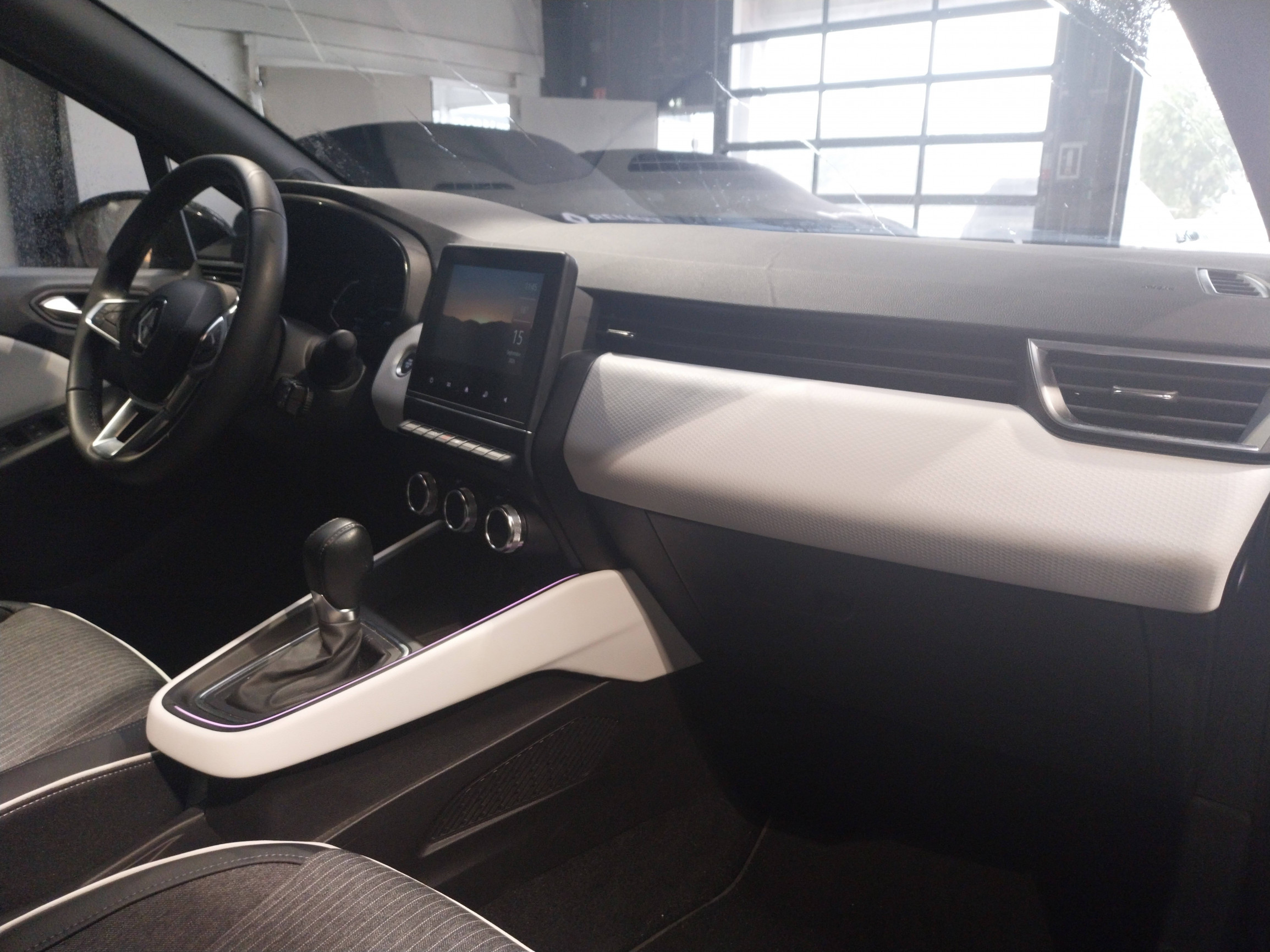 Vente en ligne Renault Clio 5 Clio E-Tech full hybrid 145 au prix de 17 990 €