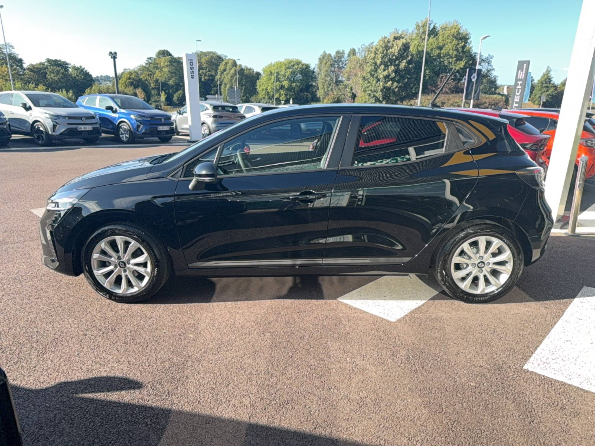 Vente en ligne Renault Clio 5 Clio Eco-G 100 ch au prix de 17 490 €