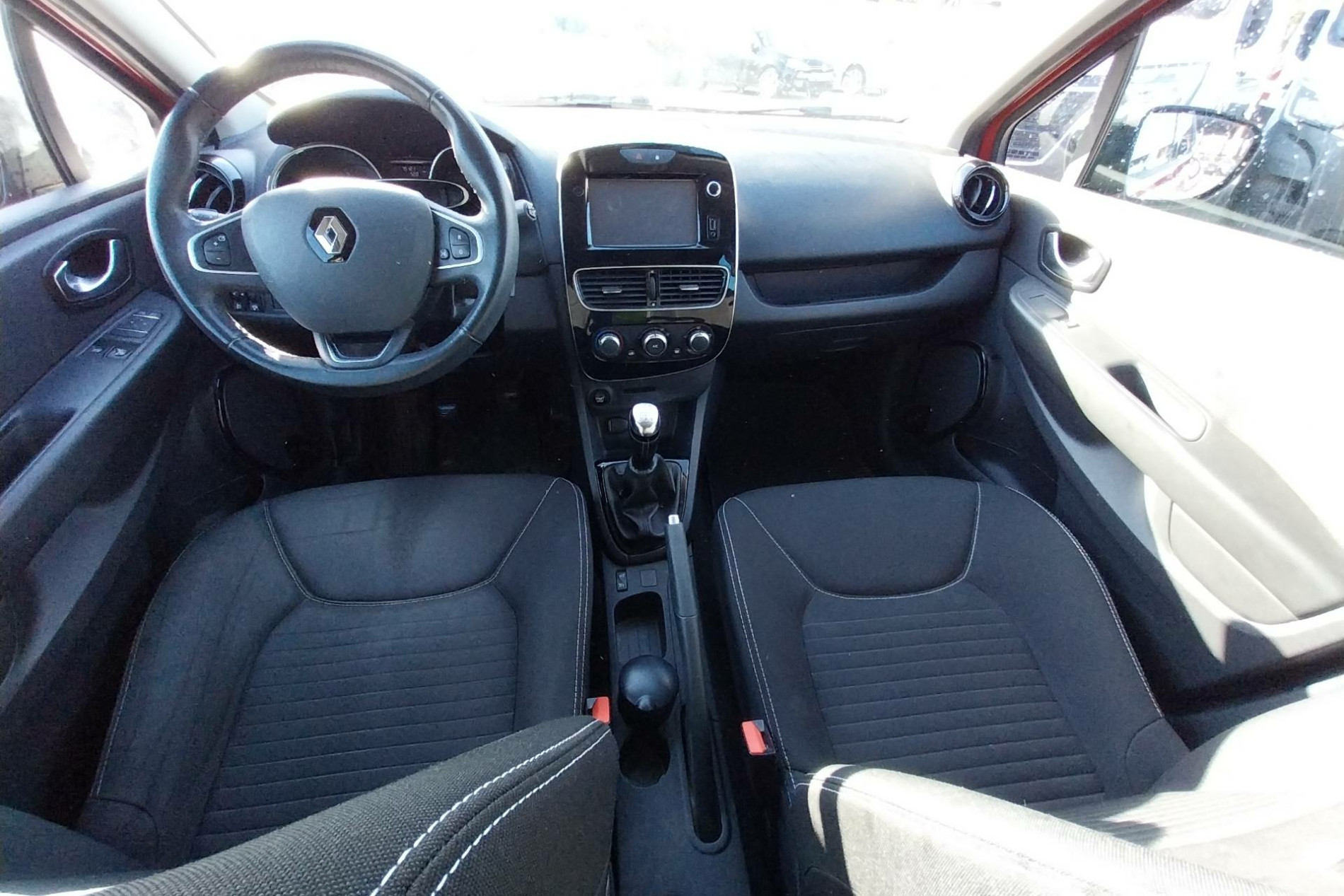 Vente en ligne Renault Clio 4 Clio 1.2 16V 75 au prix de 10 490 €