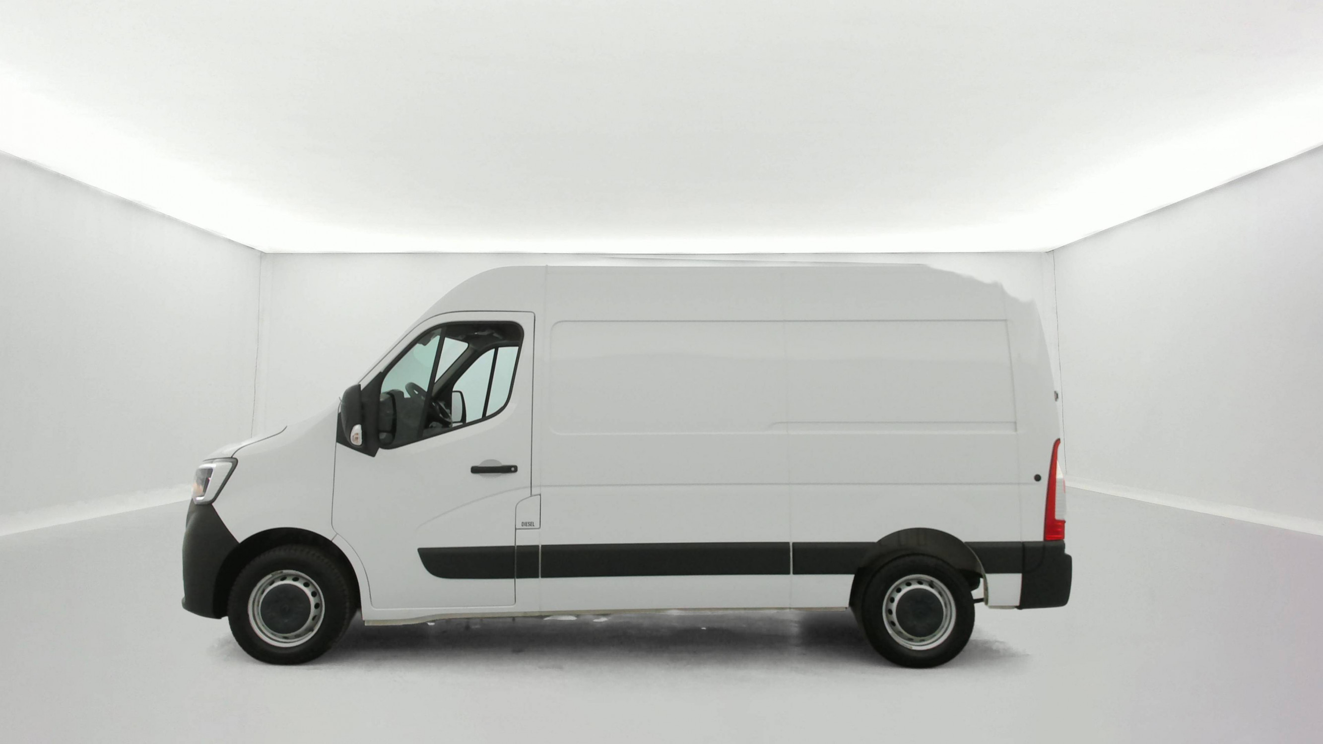 Vente en ligne Renault Master Fourgon MASTER FGN TRAC F3300 L2H2 BLUE DCI 135 au prix de 23 990 €