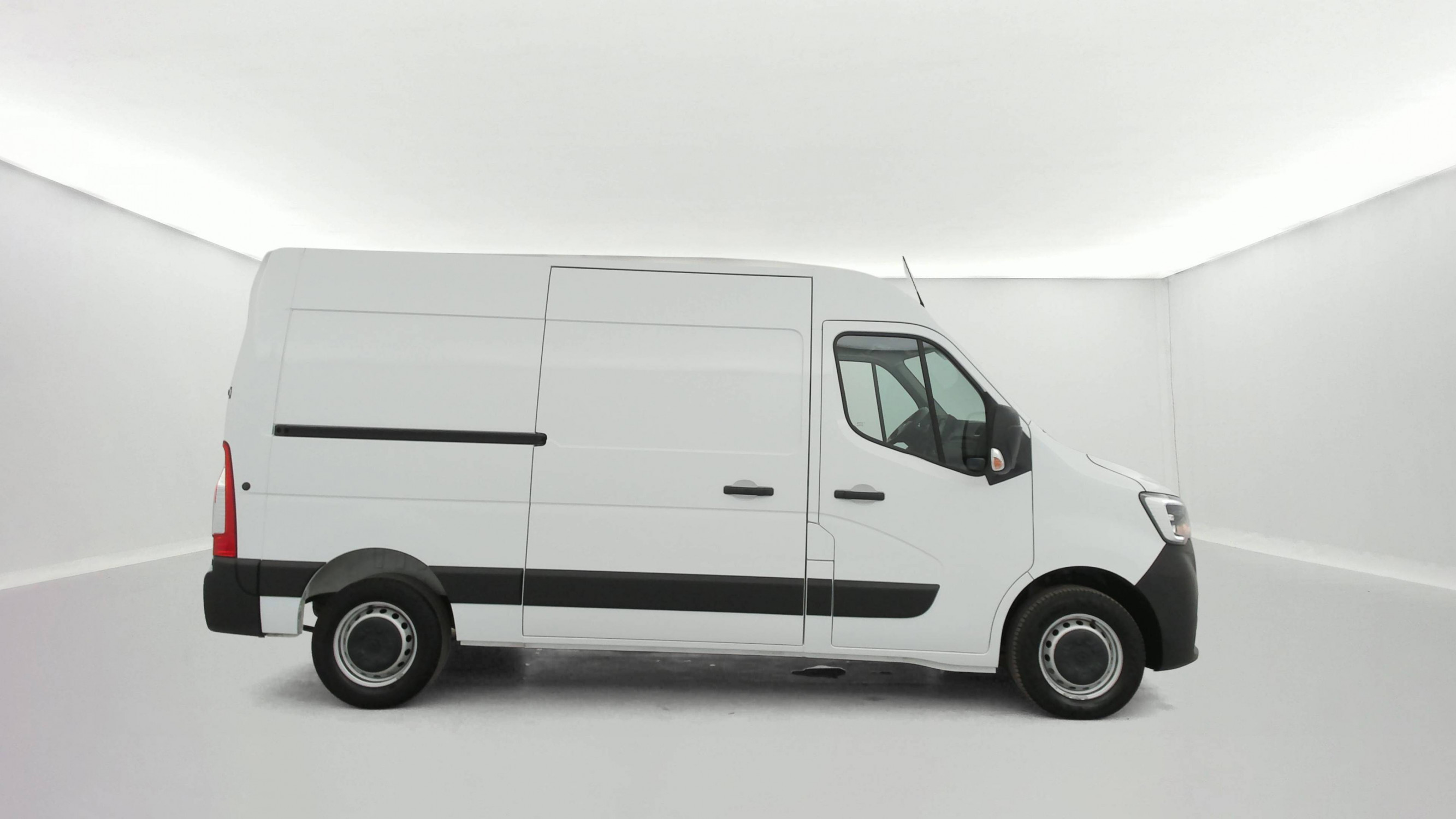 Vente en ligne Renault Master Fourgon MASTER FGN TRAC F3500 L2H2 BLUE DCI 150 au prix de 27 490 €