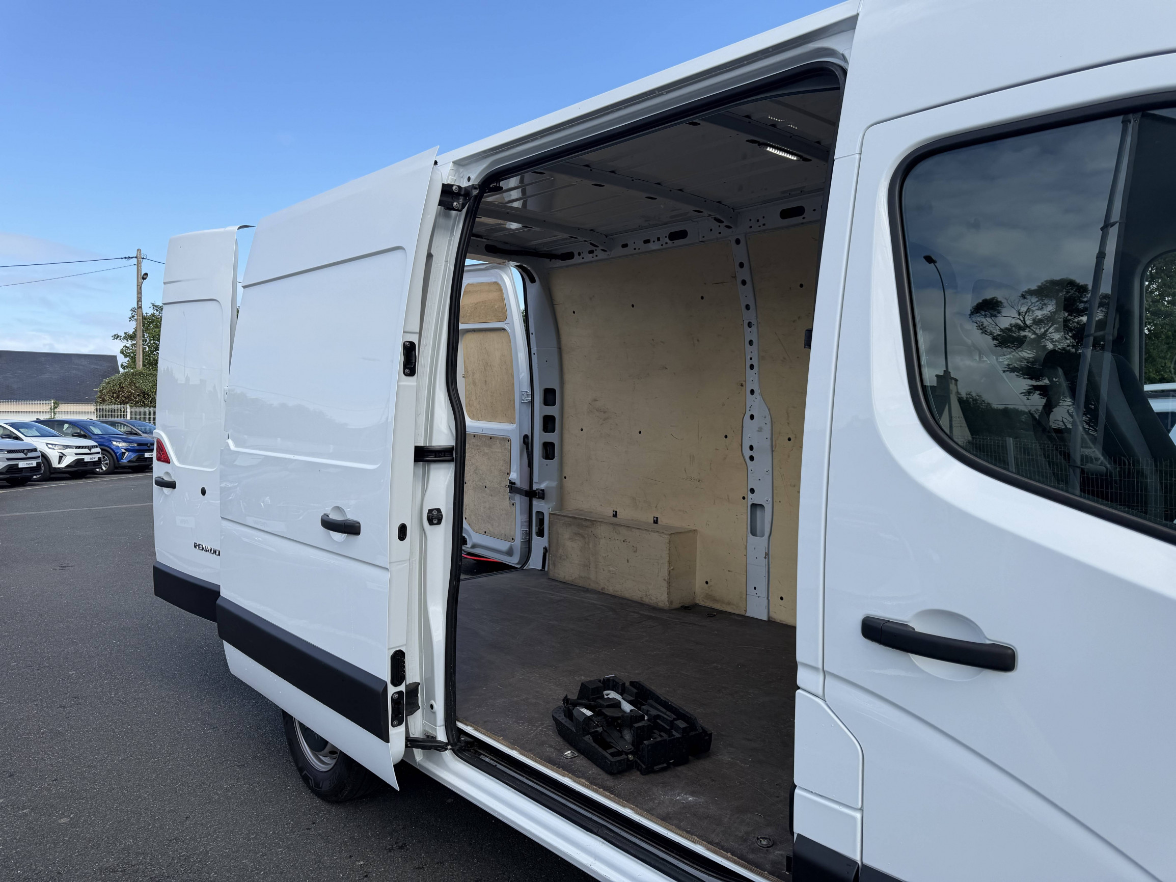 Vente en ligne Renault Master Fourgon MASTER FGN TRAC F3500 L2H2 BLUE DCI 135 au prix de 25 990 €