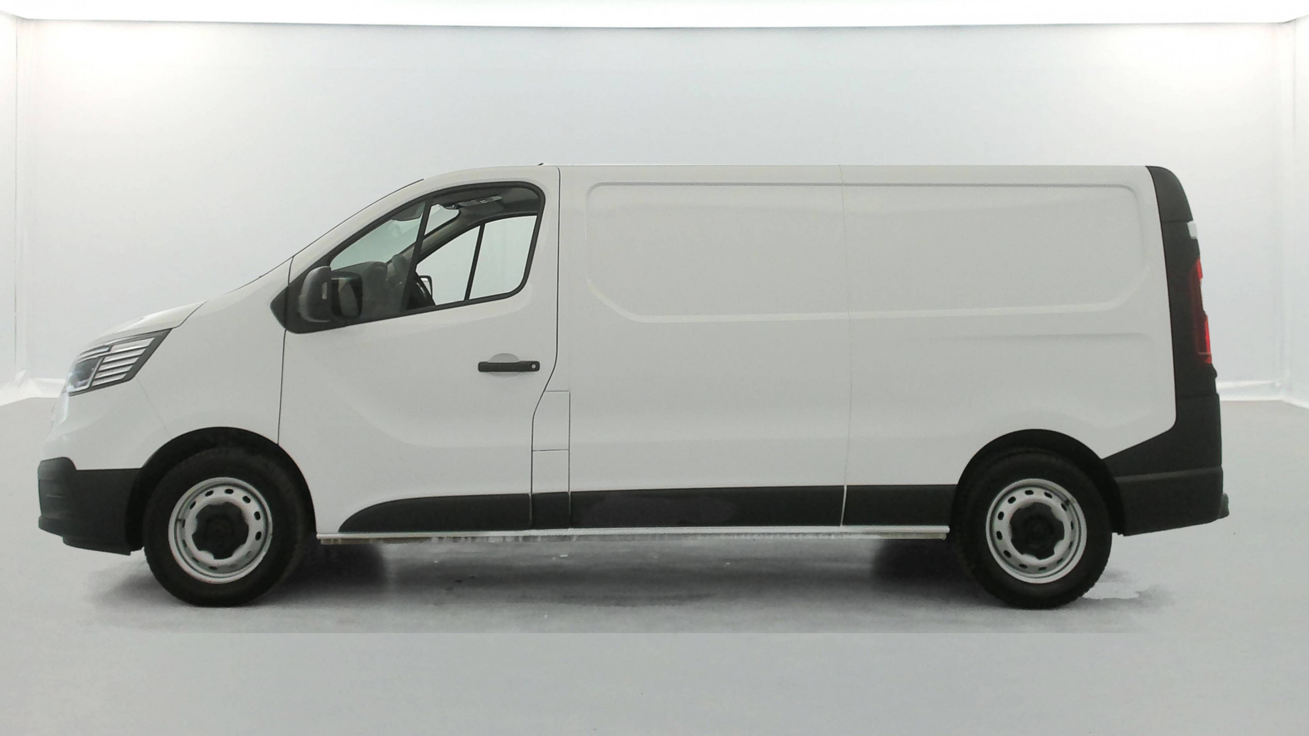 Vente en ligne Renault Trafic 3 Fourgon TRAFIC PC L2H1 3T BLUE DCI 150 au prix de 24 990 €