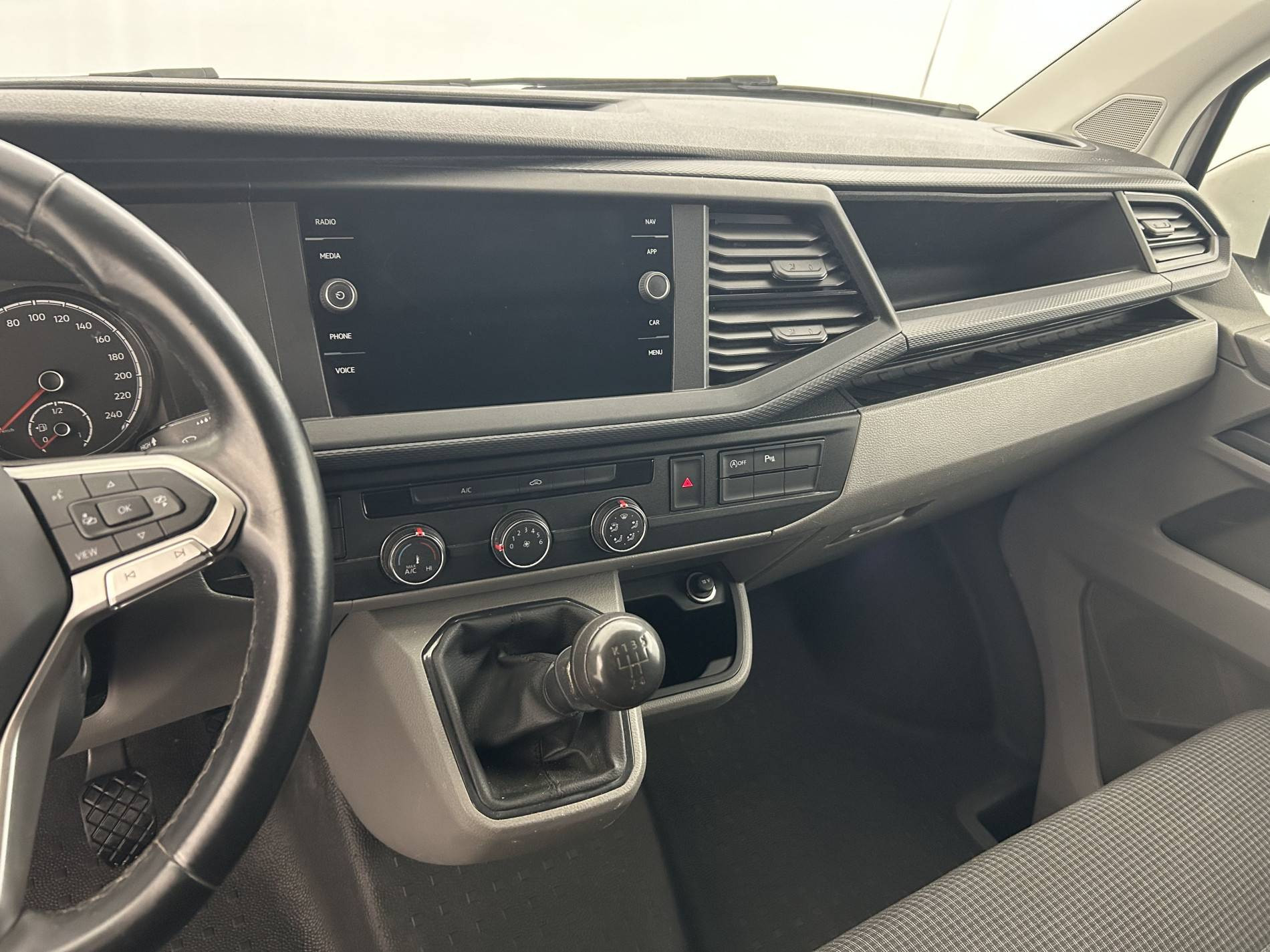 Vente en ligne Volkswagen Transporter  L1H1 2.0 TDI 110 BVM5 au prix de 22 690 €