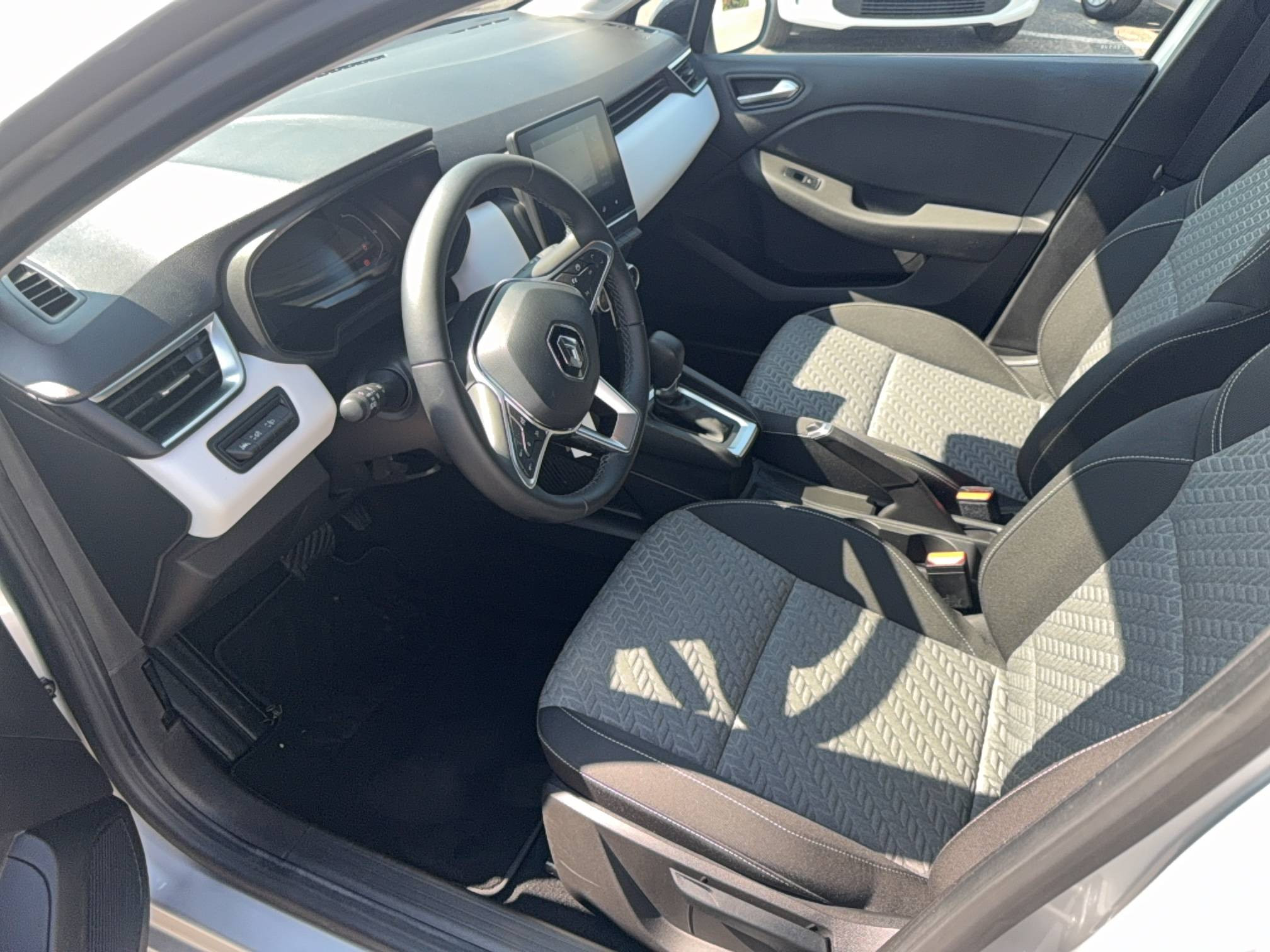 Vente en ligne Renault Clio 5 Clio E-Tech full hybrid 145 au prix de 17 990 €