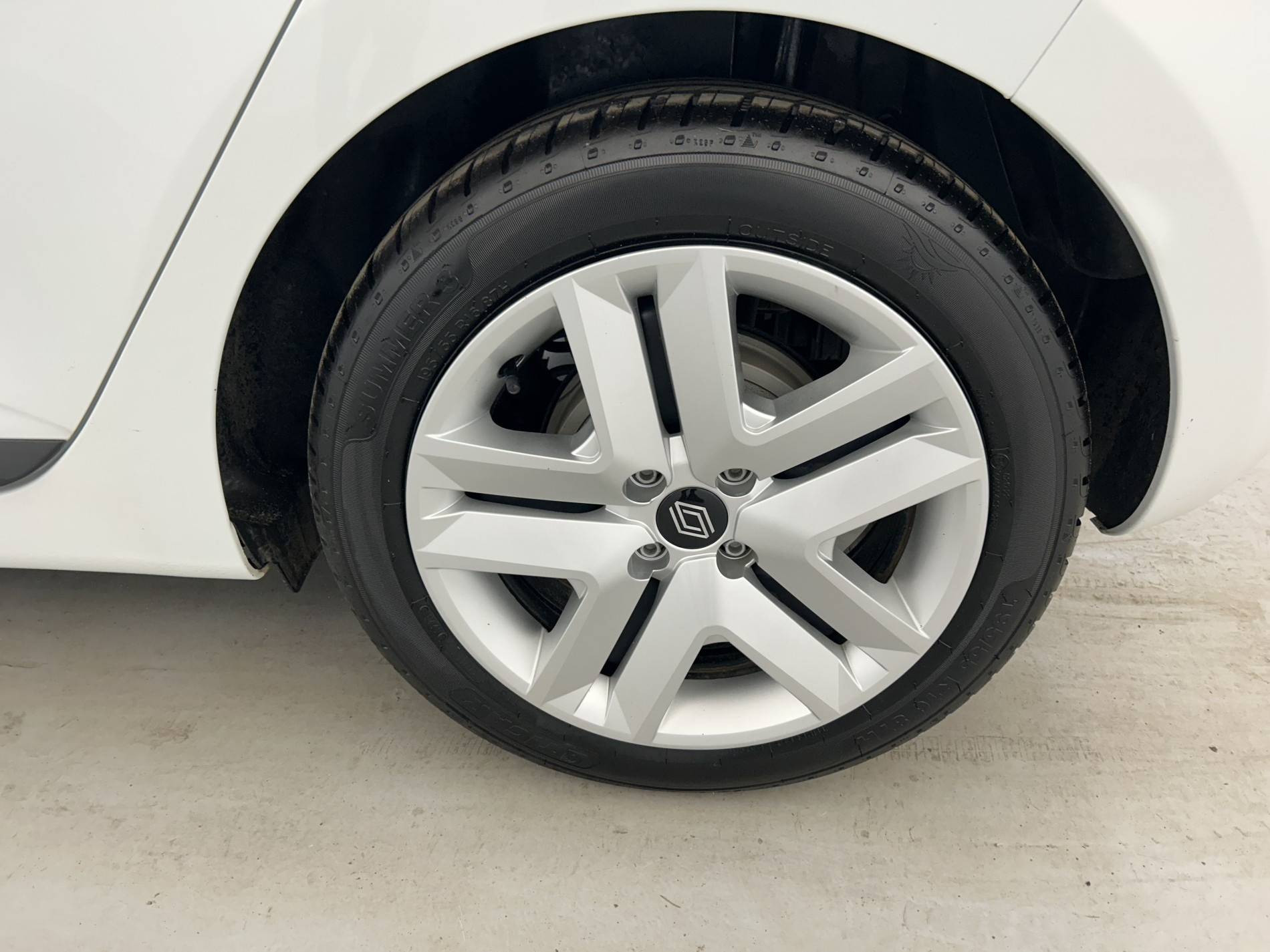 Vente en ligne Renault Clio 5 Clio E-Tech full hybrid 145 au prix de 16 991 €