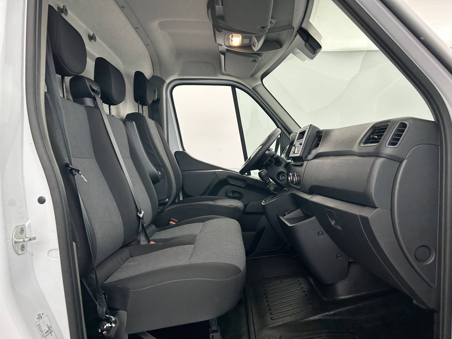 Vente en ligne Renault Master Fourgon MASTER FGN TRAC F3500 L2H2 BLUE DCI 135 au prix de 24 990 €