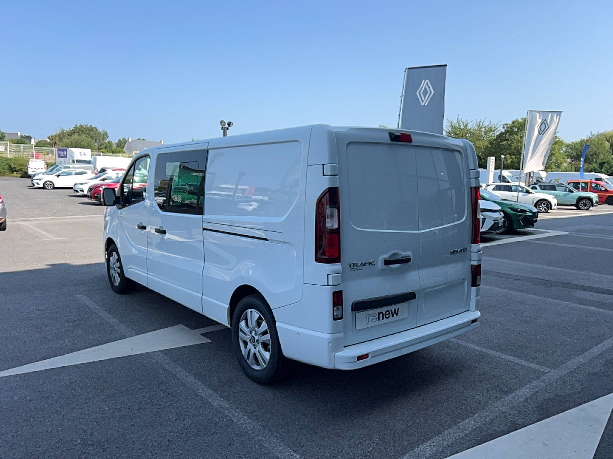 Vente en ligne Renault Trafic Cabine Approfondie TRAFIC CA BLUE DCI 170 L2H1 3T AUTO au prix de 40 990 €