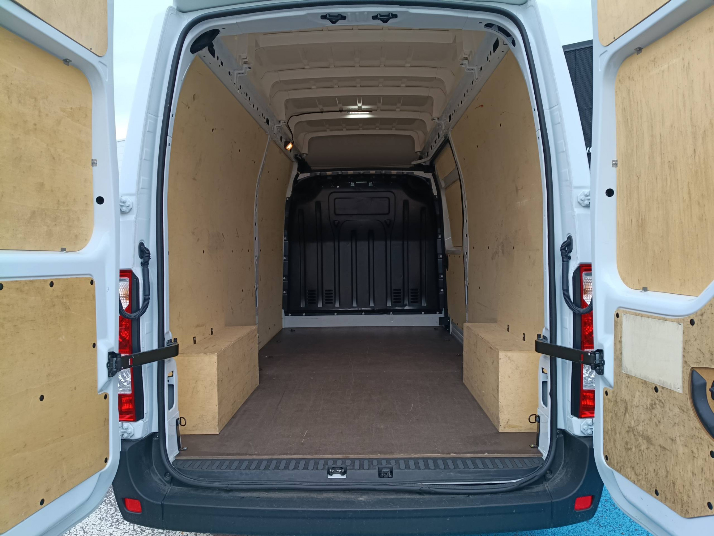 Vente en ligne Renault Master Fourgon MASTER FGN TRAC F3500 L3H3 BLUE DCI 135 au prix de 26 490 €