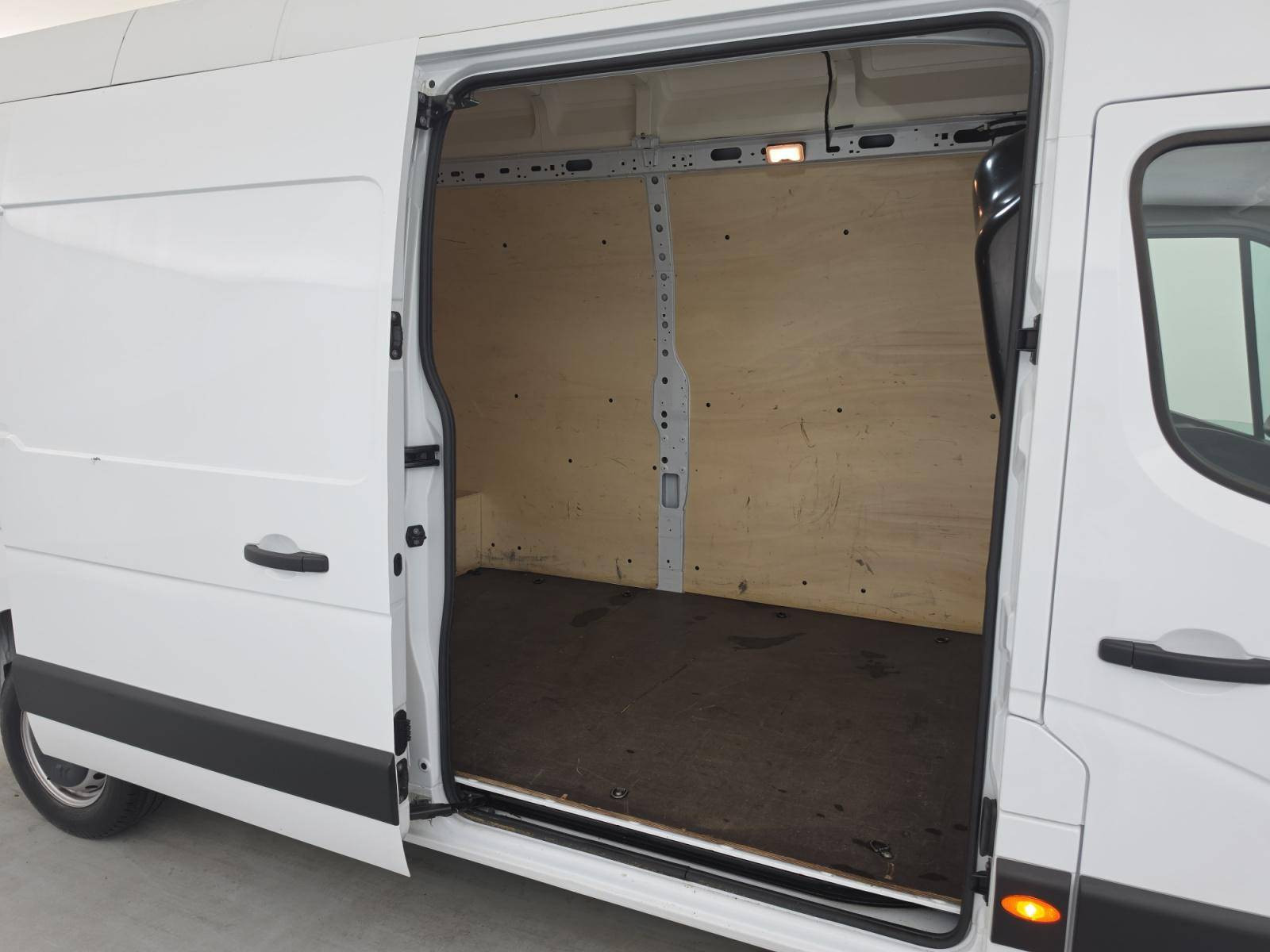 Vente en ligne Renault Master Fourgon MASTER FGN TRAC F3500 L3H3 BLUE DCI 135 au prix de 26 990 €