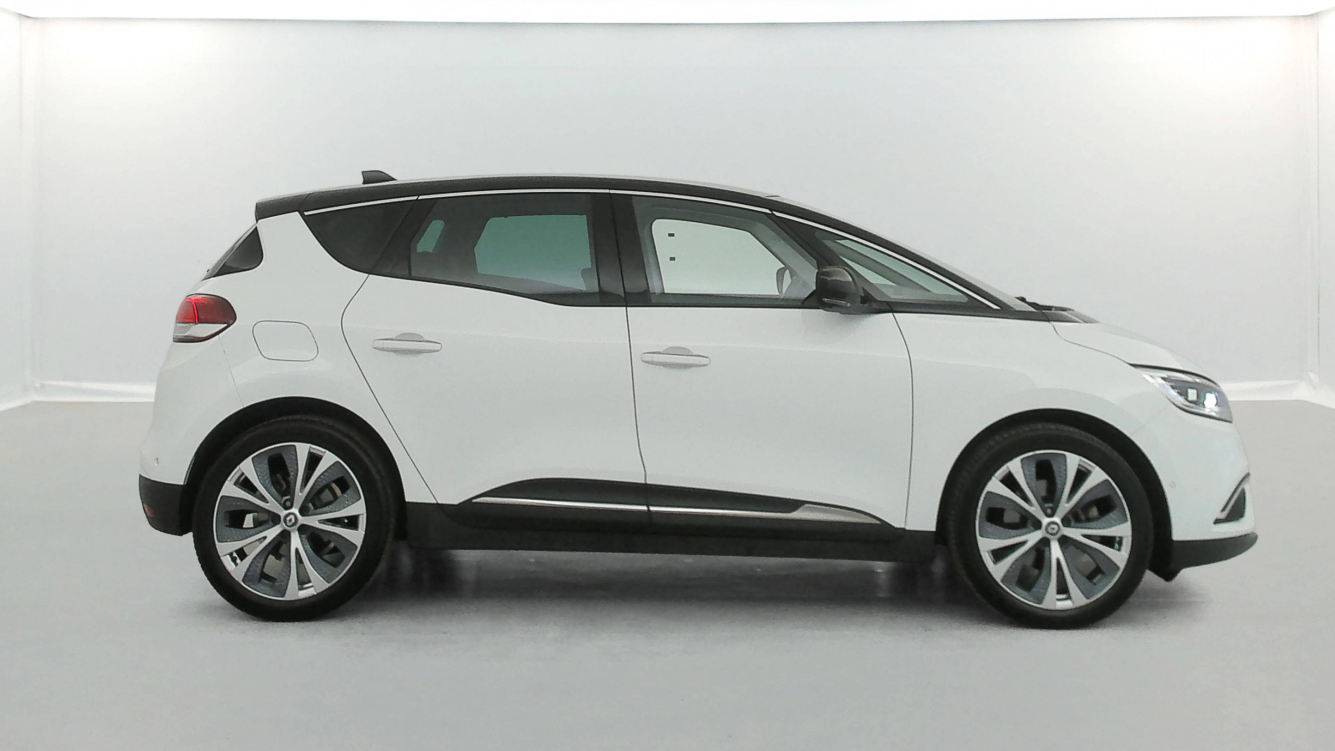 Vente en ligne Renault Scenic 4 Scenic TCe 140 Energy EDC au prix de 18 790 €