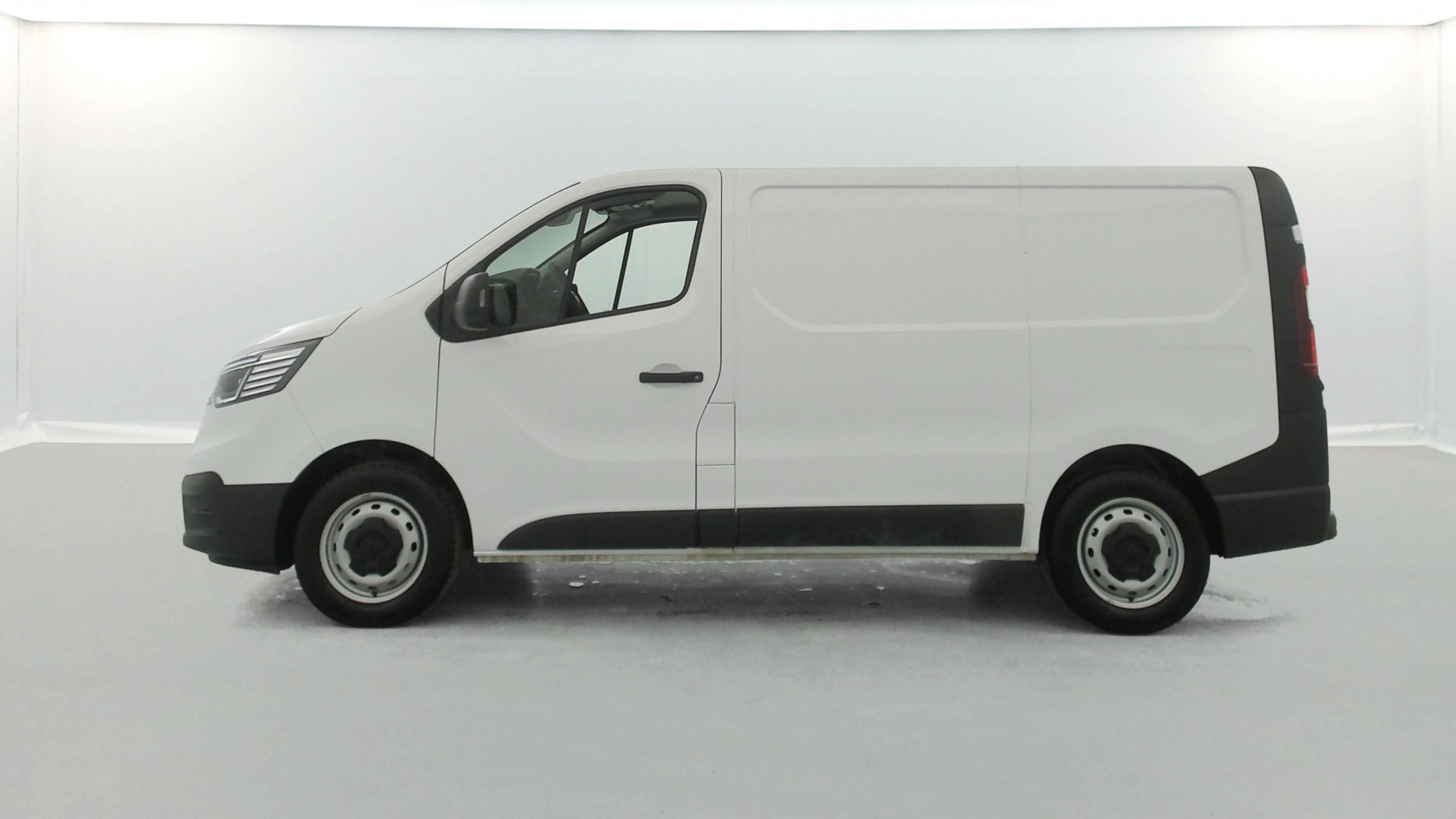 Vente en ligne Renault Trafic 3 Fourgon TRAFIC FG BLUE DCI 130 L1H1 3T GSR2 au prix de 23 990 €