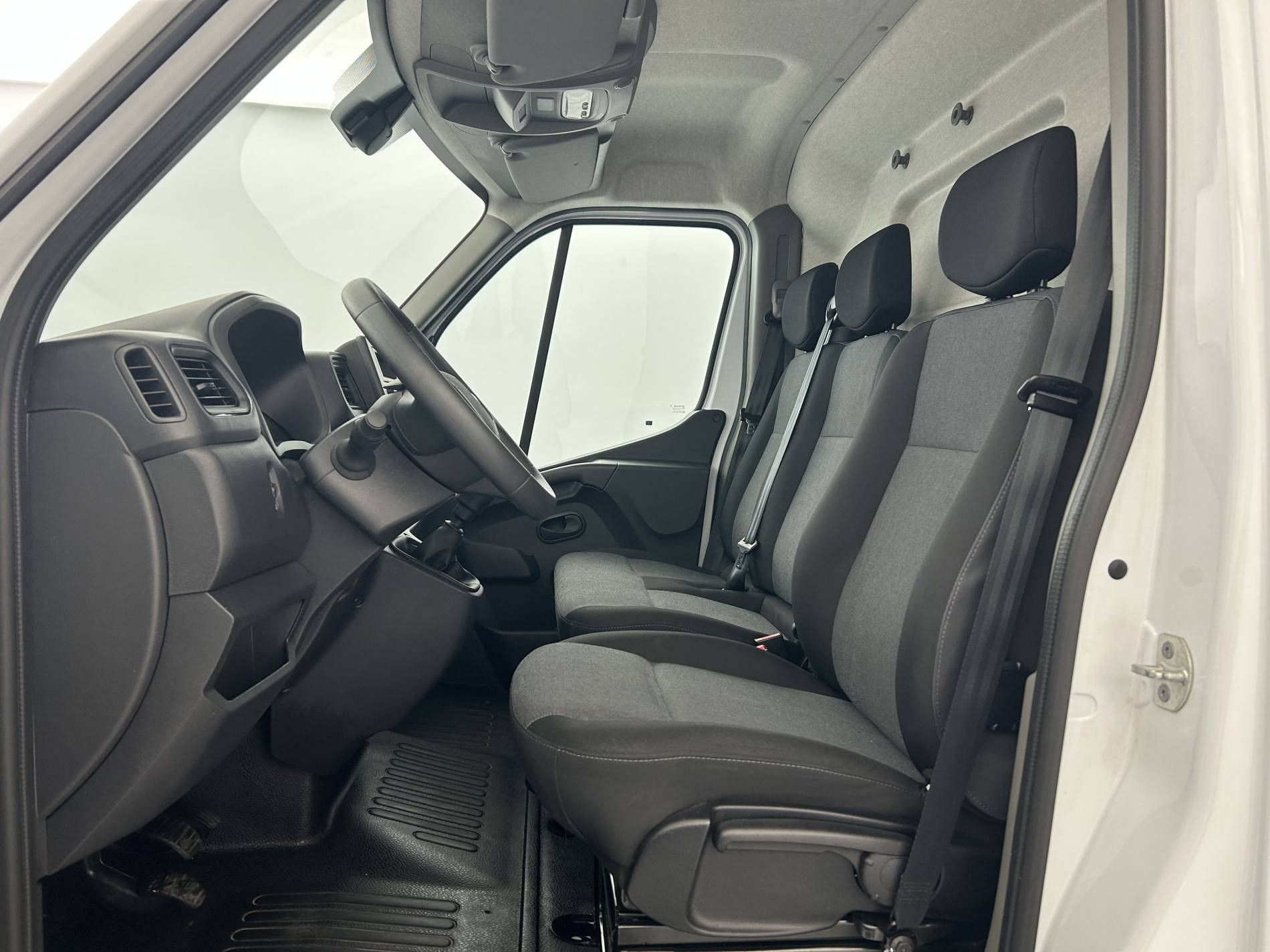 Vente en ligne Renault Master Fourgon MASTER FGN TRAC F3500 L2H2 BLUE DCI 135 au prix de 25 490 €