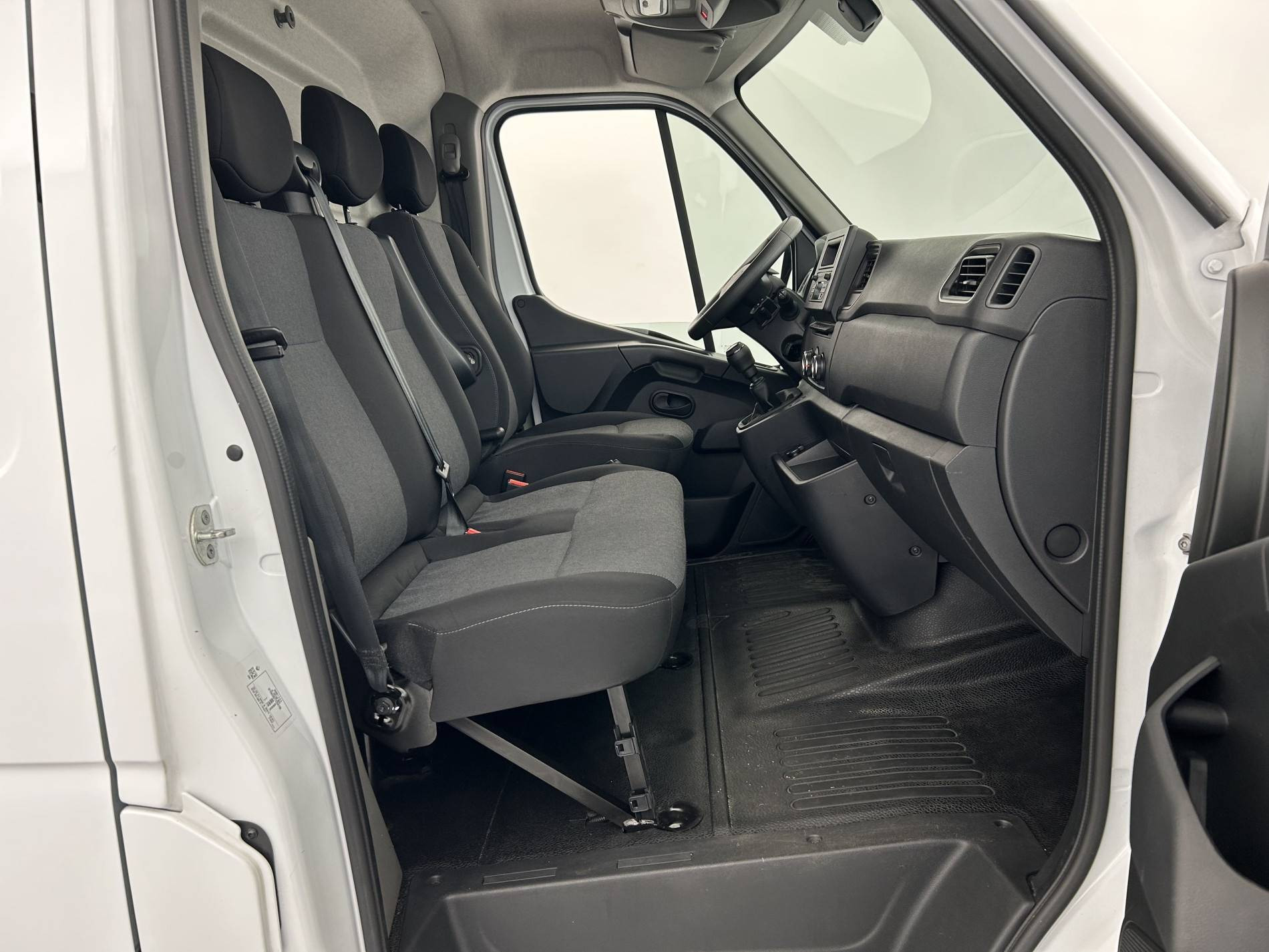 Vente en ligne Renault Master Fourgon MASTER FGN TRAC F3500 L3H3 BLUE DCI 135 au prix de 27 890 €