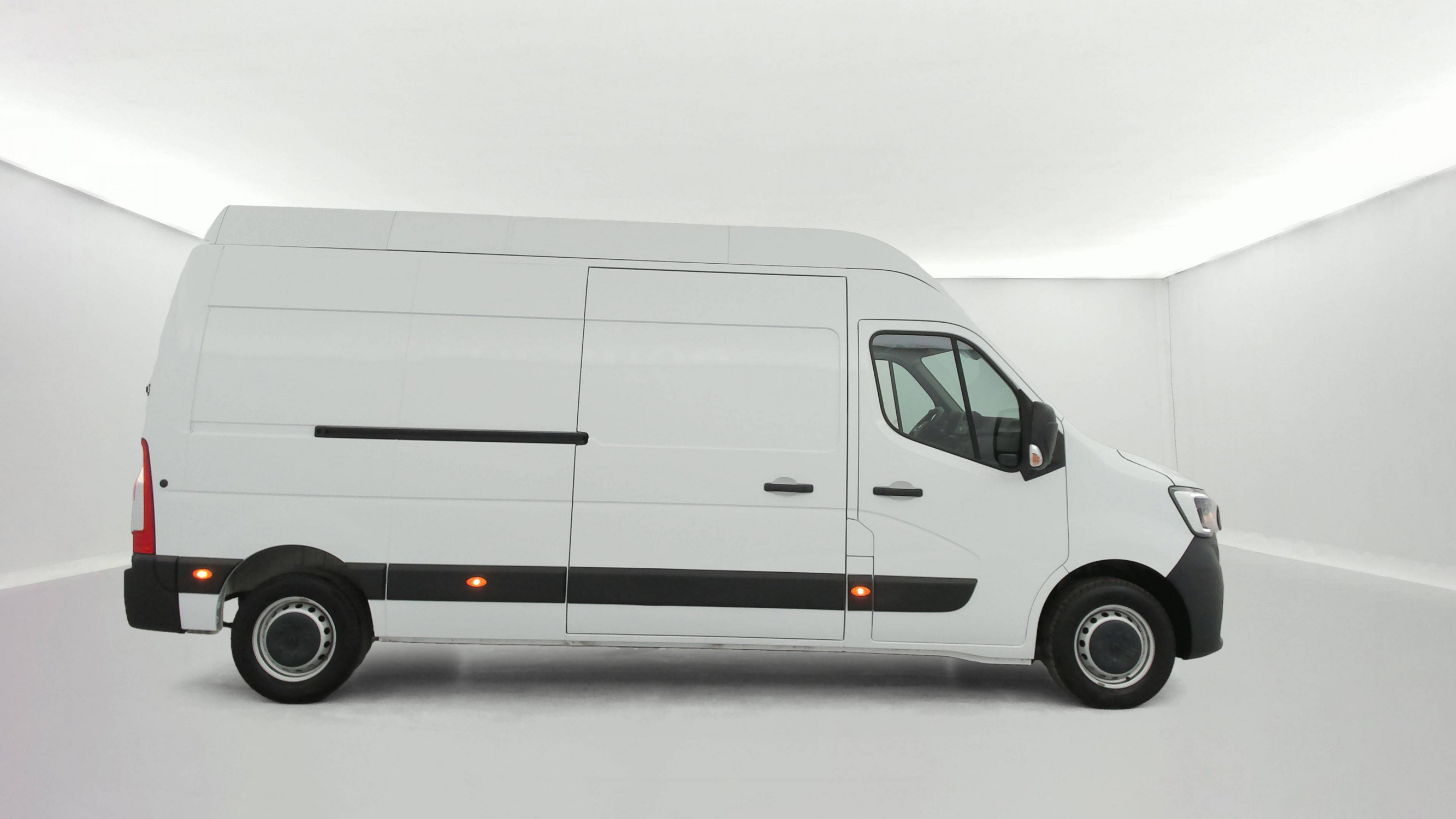 Vente en ligne Renault Master Fourgon MASTER FGN TRAC F3500 L3H3 BLUE DCI 135 au prix de 28 990 €