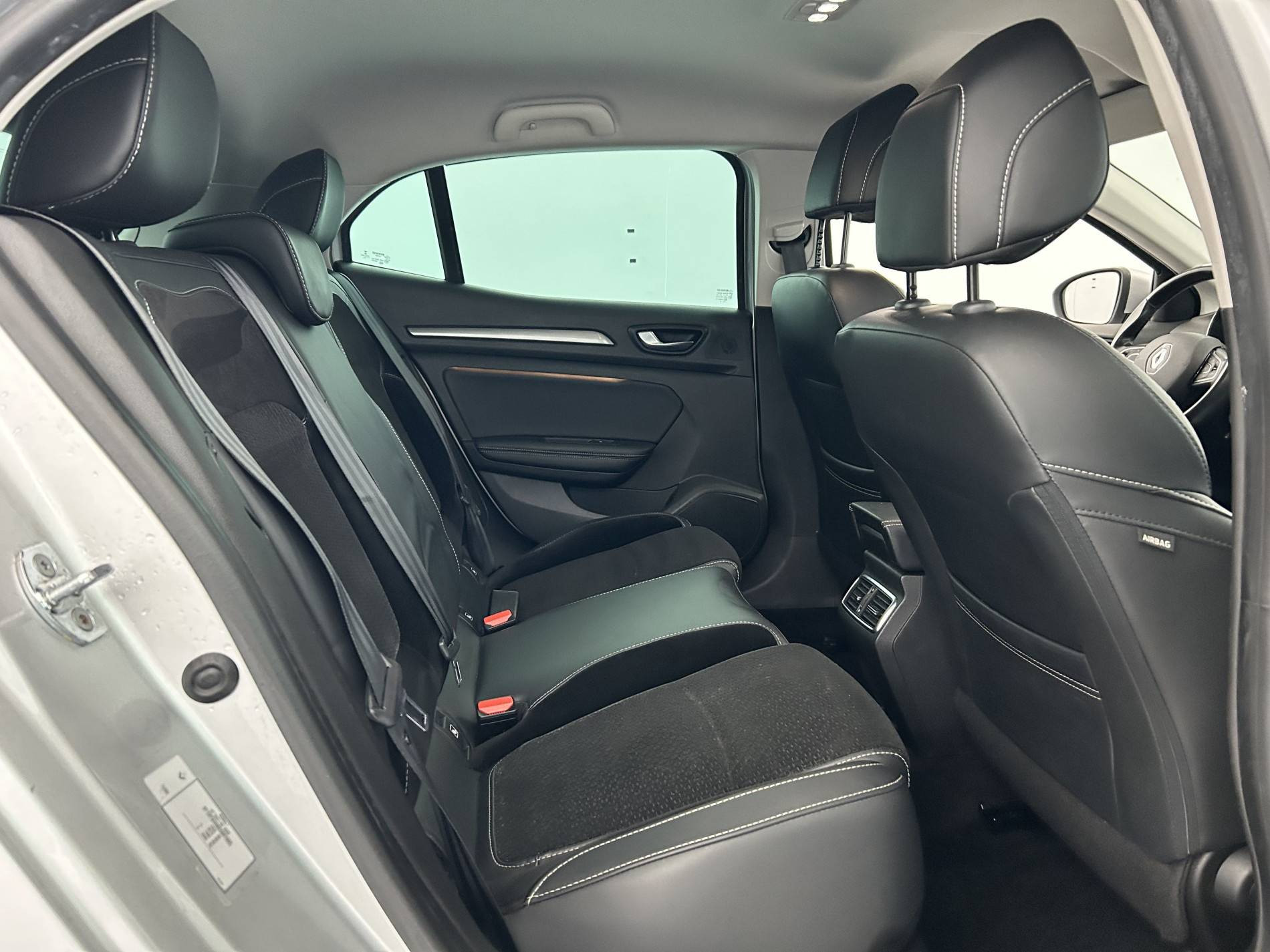 Vente en ligne Renault Megane 4 Mégane IV Berline Blue dCi 115 EDC au prix de 16 390 €